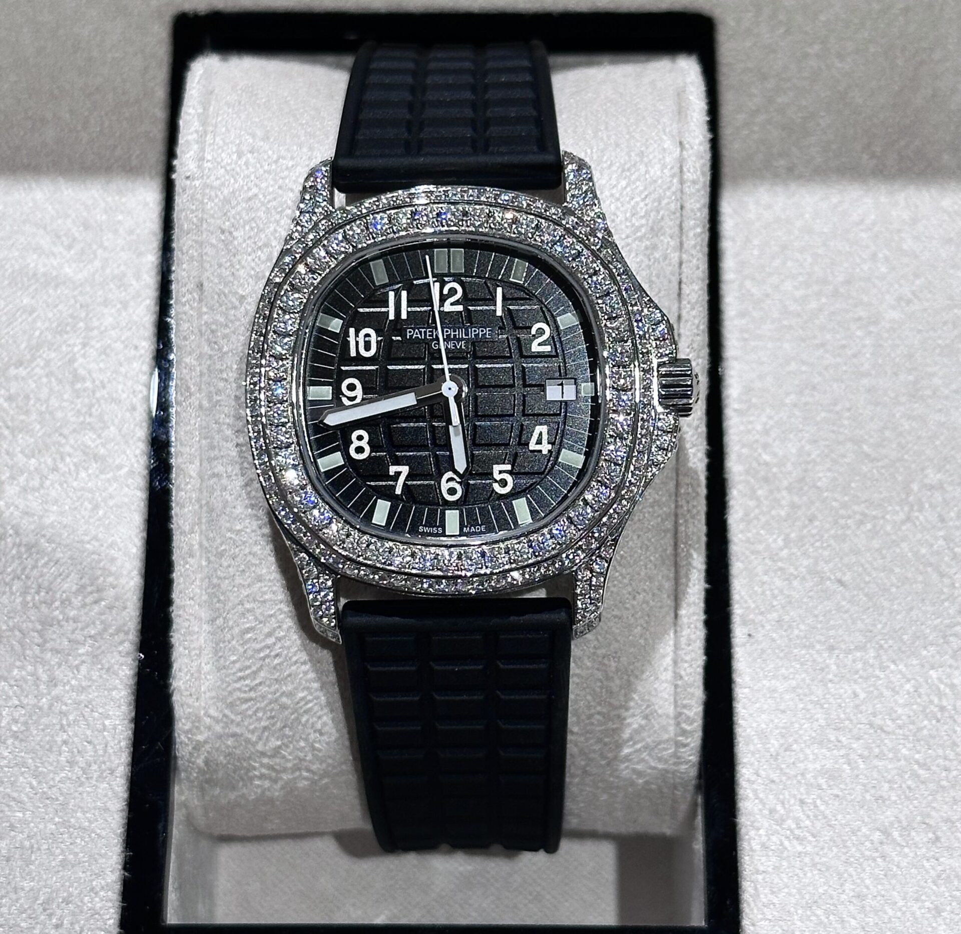 Patek Philippe Replica 1:1 Watch Aquanaut 5069G With Moissanite Diamonds Bezel 35.6mm - Elite Watch Atelier