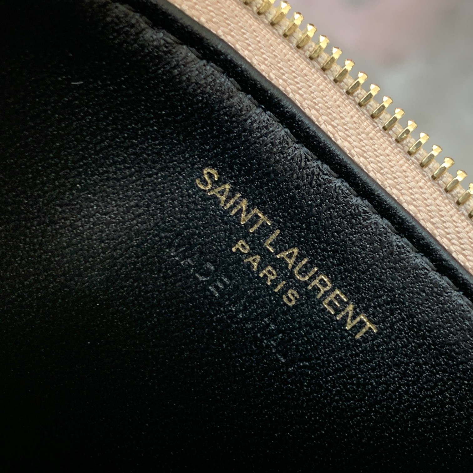 CASSANDRE MATELASSÉ ZIPPED FRAGMENTS CARD CASE IN GRAIN DE POUDRE EMBOSSED LEATHER1:1High-quality replica