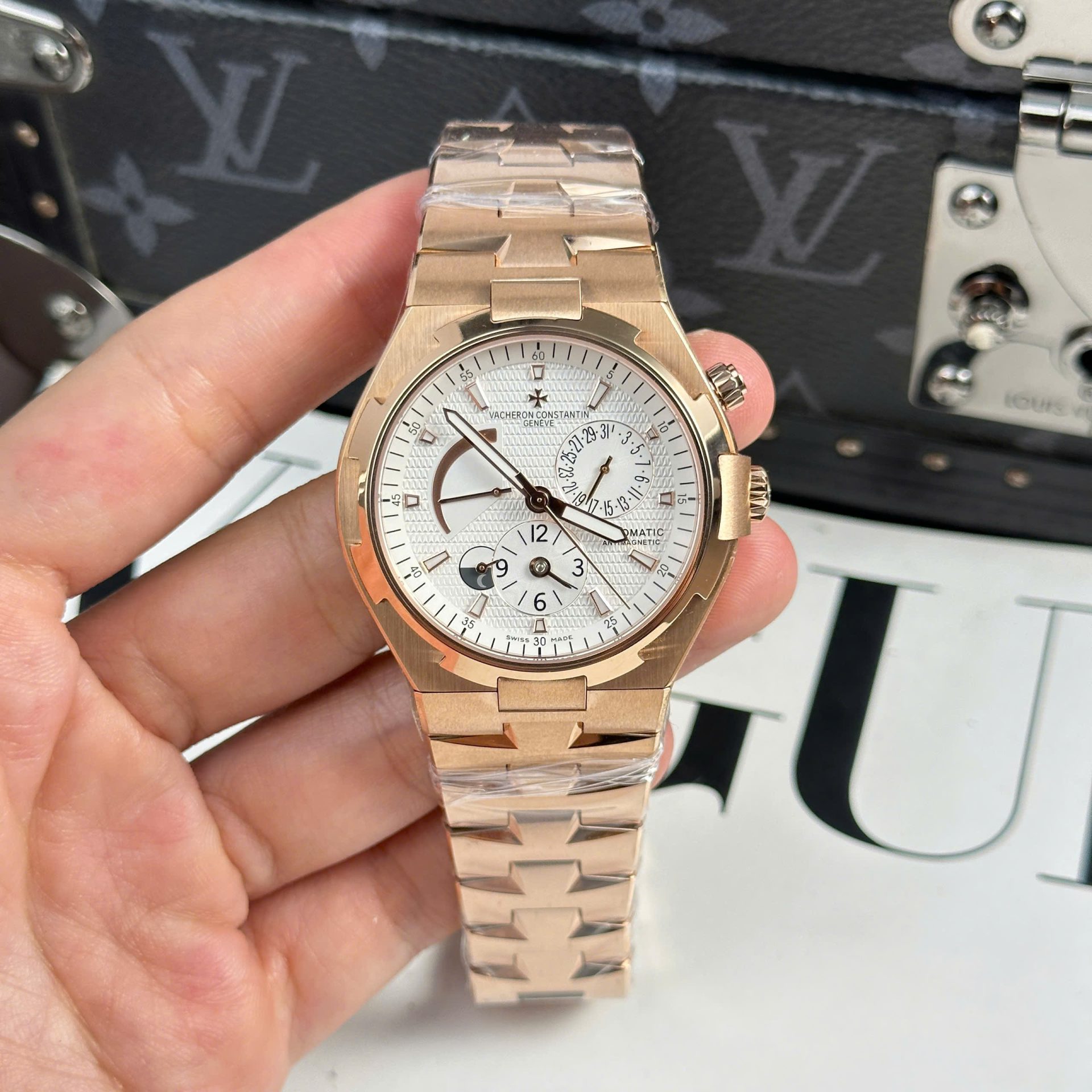 Vacheron Constantin Fake Watch Overseas Dual Time 47450 White Dial 9F Factory 42mm - Top club