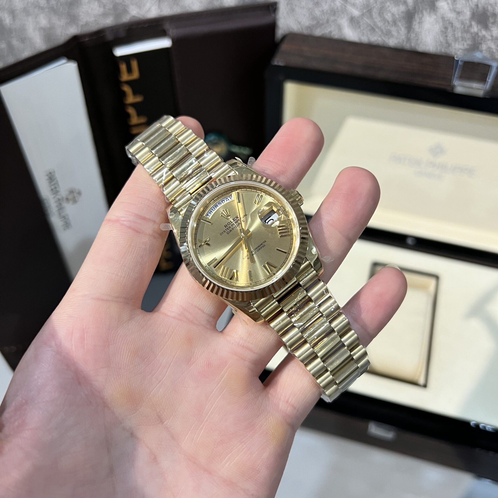 Rolex Day-Date 228238 Replica Watch Yellow Champagne Dial Refined 166 gr GM V2 40mm - Elite Watch Atelier