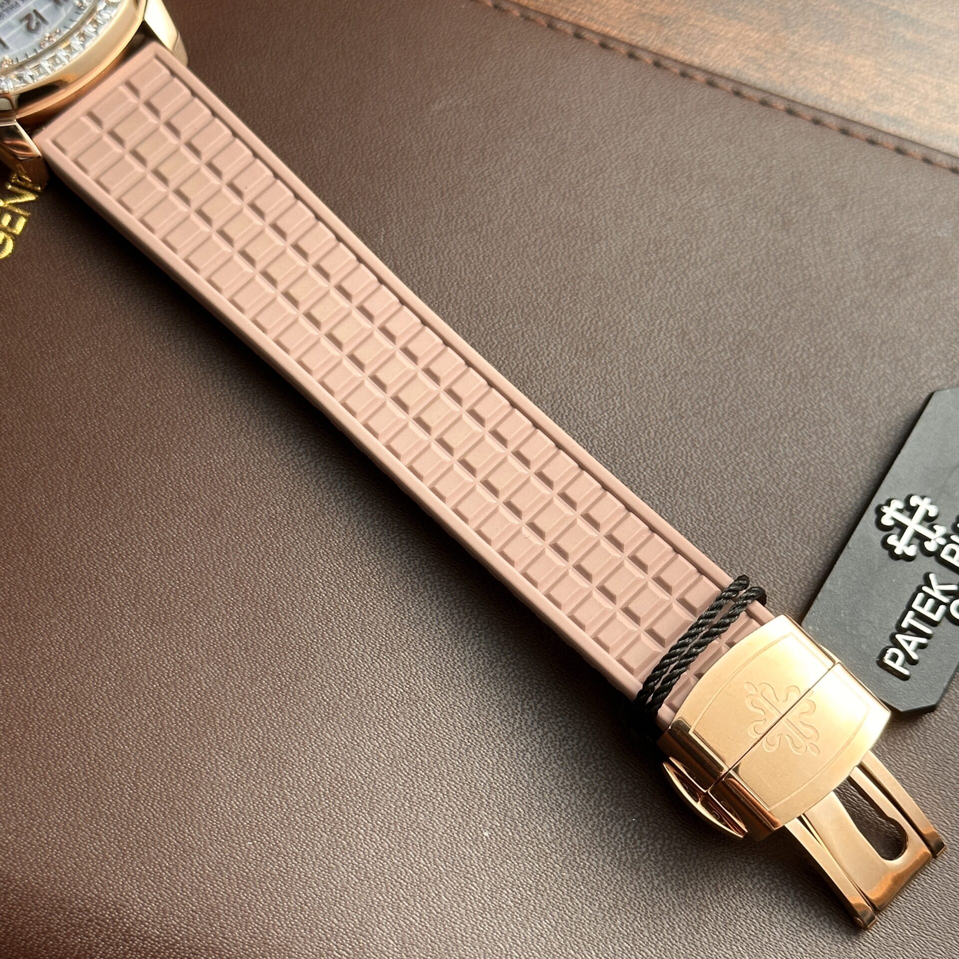Patek Philippe Aquanaut 5072R Replica Watch Pink Strap Mother-Of-Pearl Dial 35.6mm - Top club
