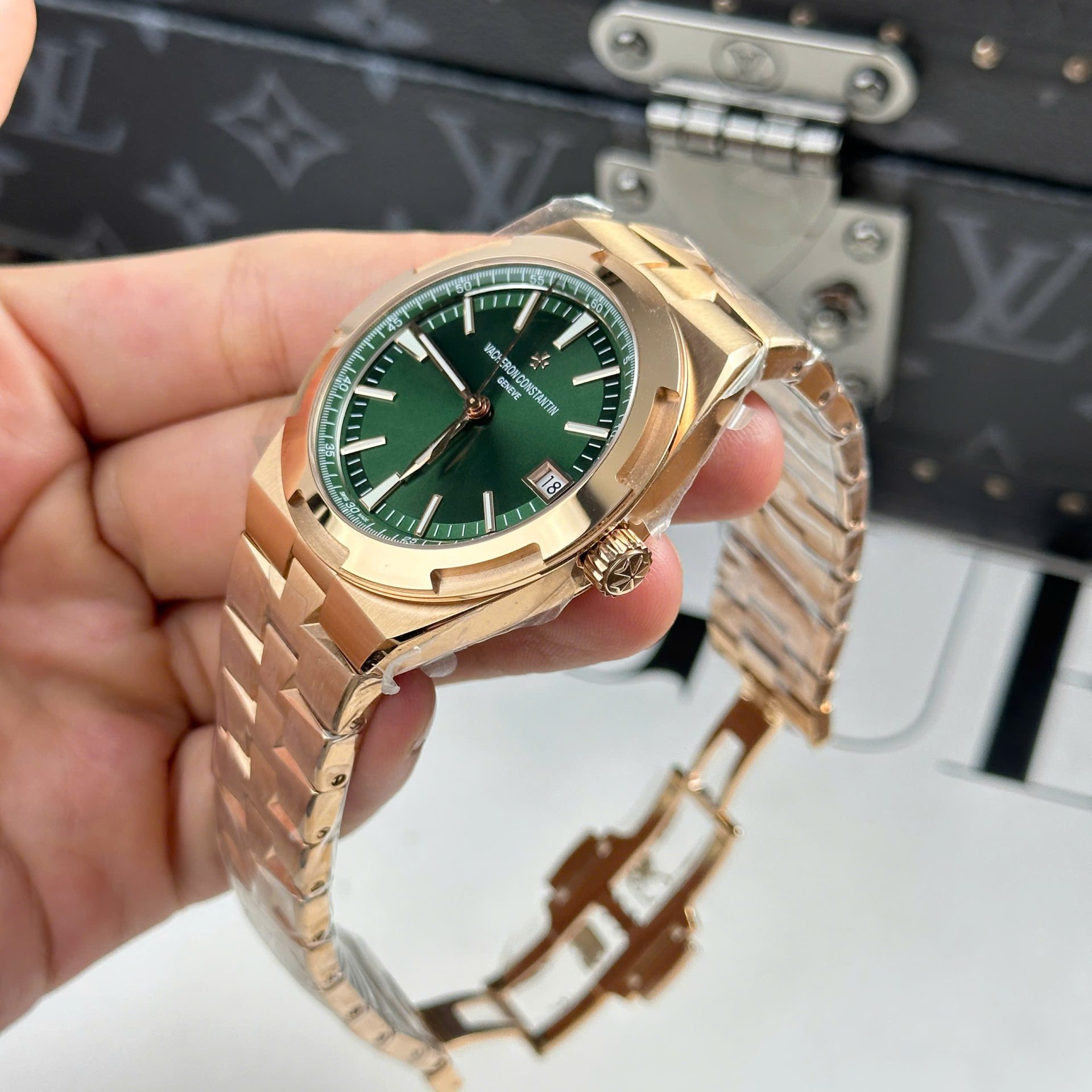 Vacheron Constantin Best Copies Watch Overseas 4500V Dial Green 41mm - Top club