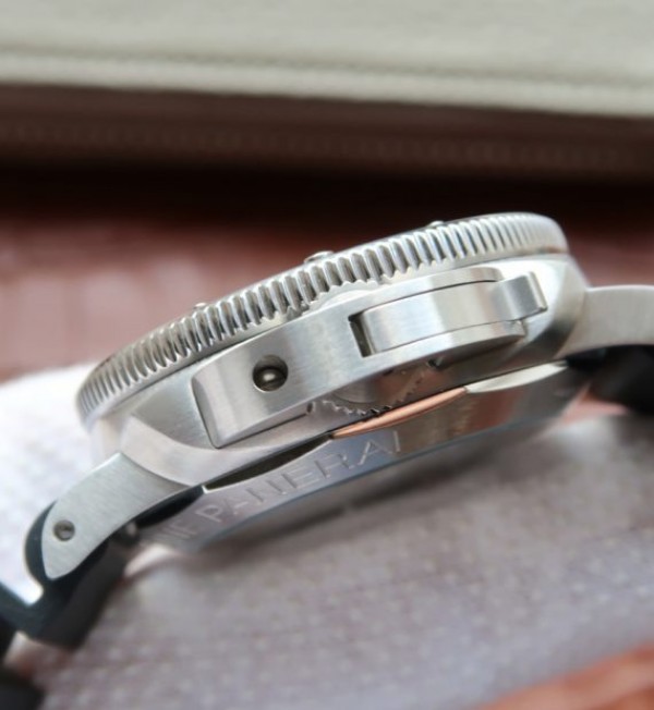 Replica Panerai XF Luminor Submersible PAM682 Rubber Strap P.9010 - Top club