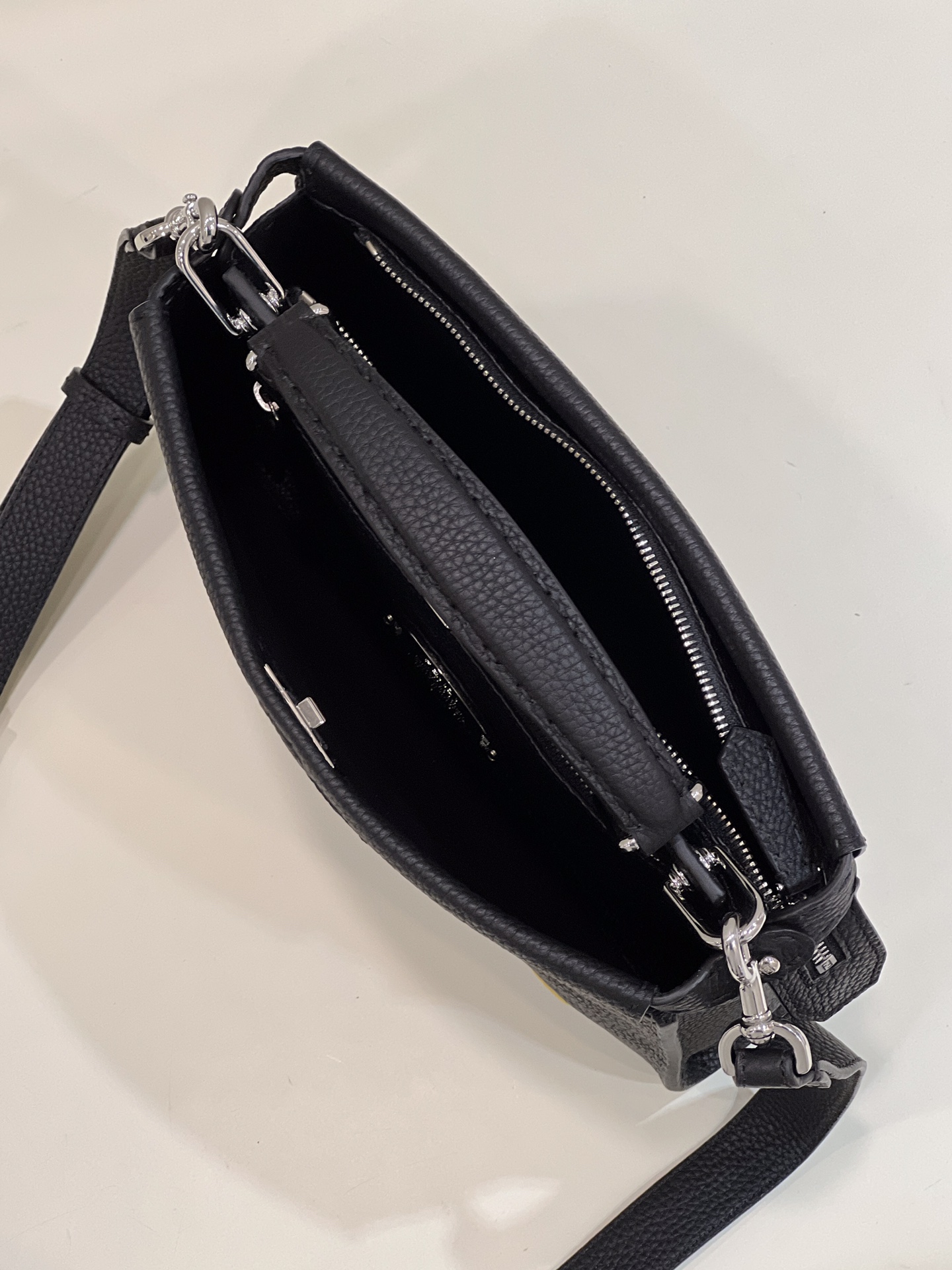 Fendi O'Lock Zipper - Replicaclubs