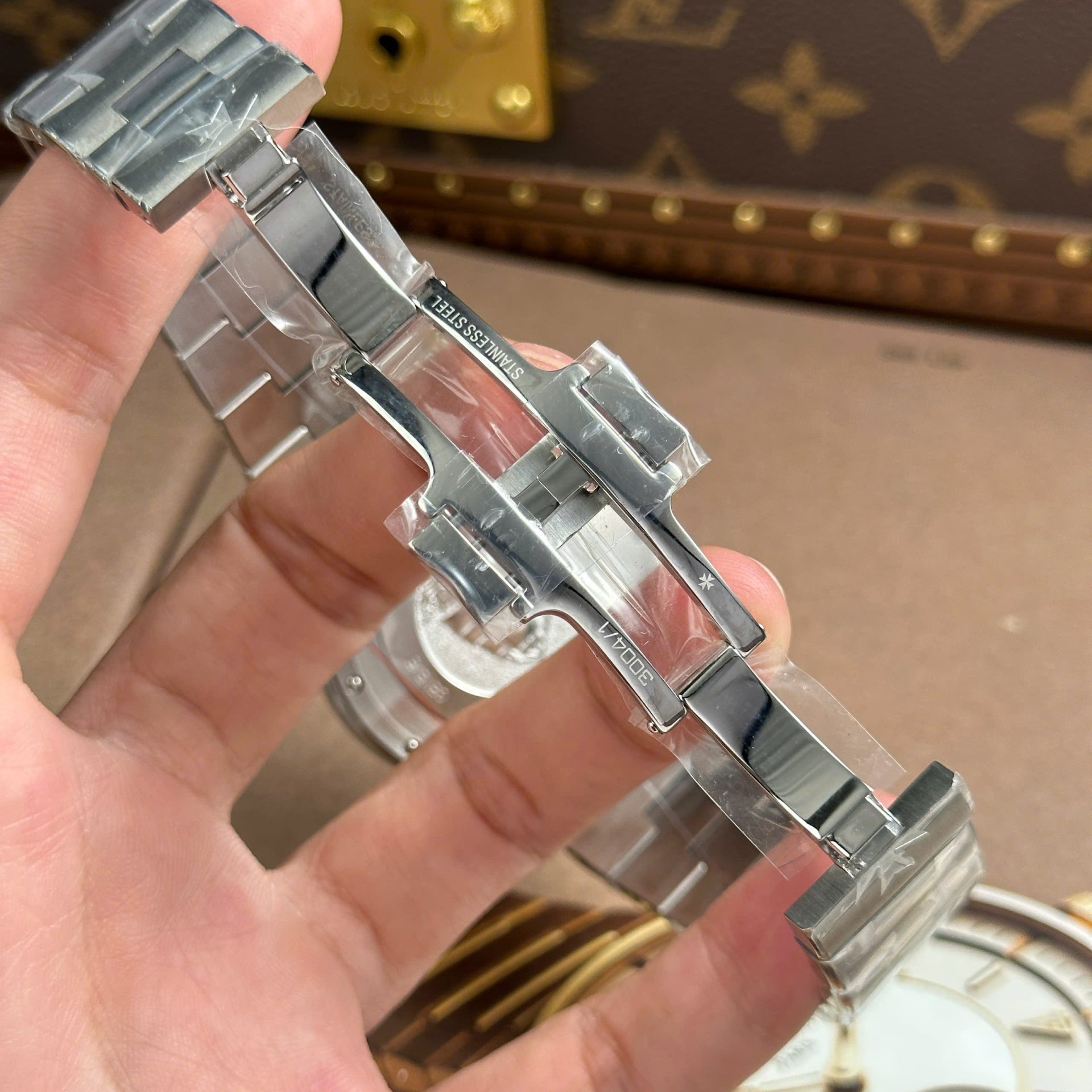 Vacheron Constantin Luxury Imitation Watches Overseas Dual Time 47450 White Dial Metal Wire 9F Factory 42mm - Top club