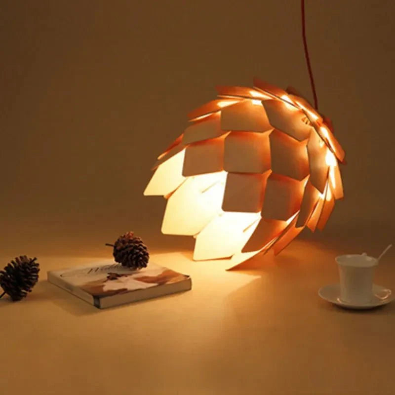 PineGlow – Houten Hanglamp in Dennenappel Design