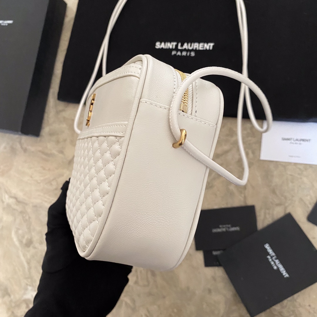 VICTOIRE CAMERA BAG IN QUILTED LAMBSKIN
