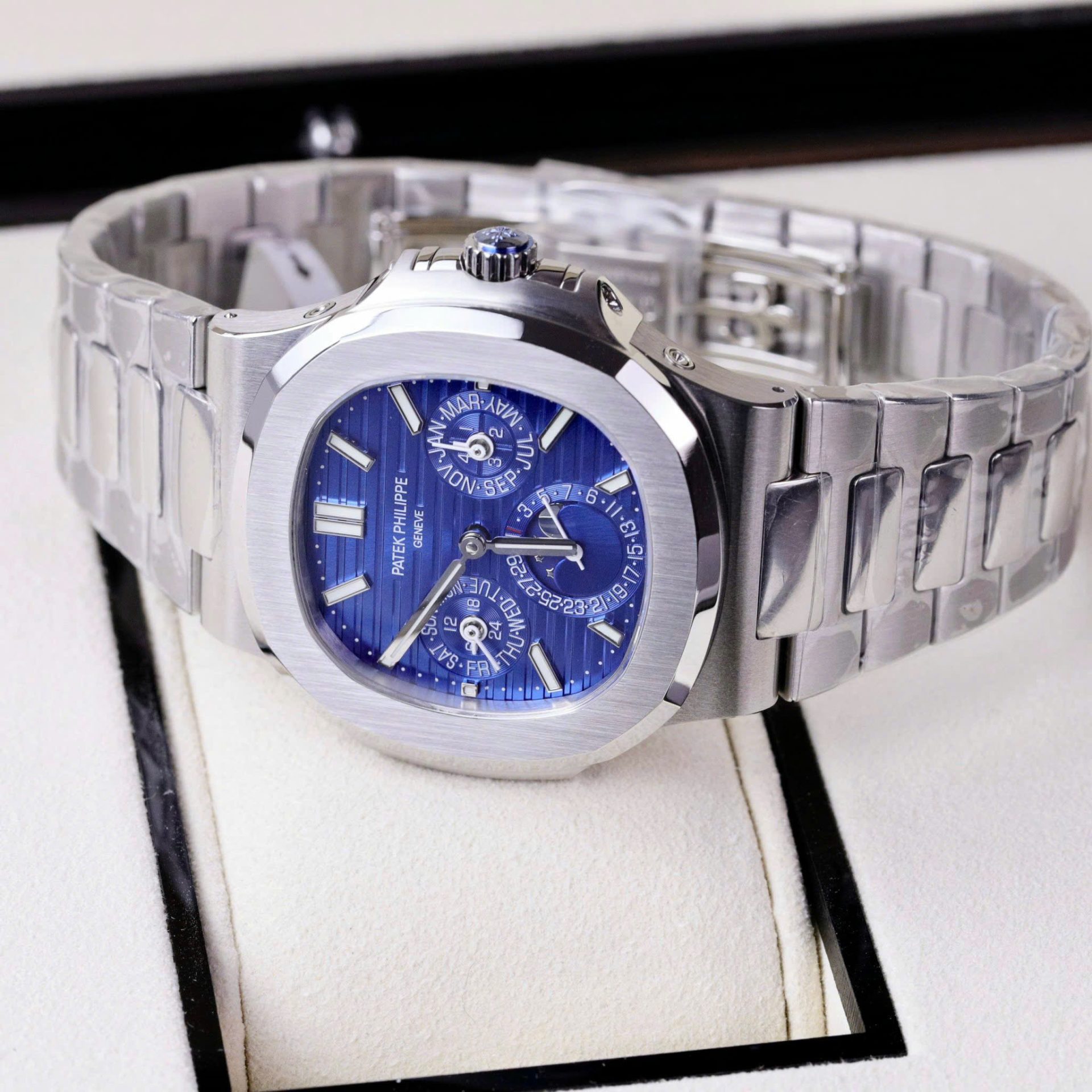 Patek Philippe Nautilus 5740 Copies Watch Men Blue Dial Metal Wire 40mm - Top club
