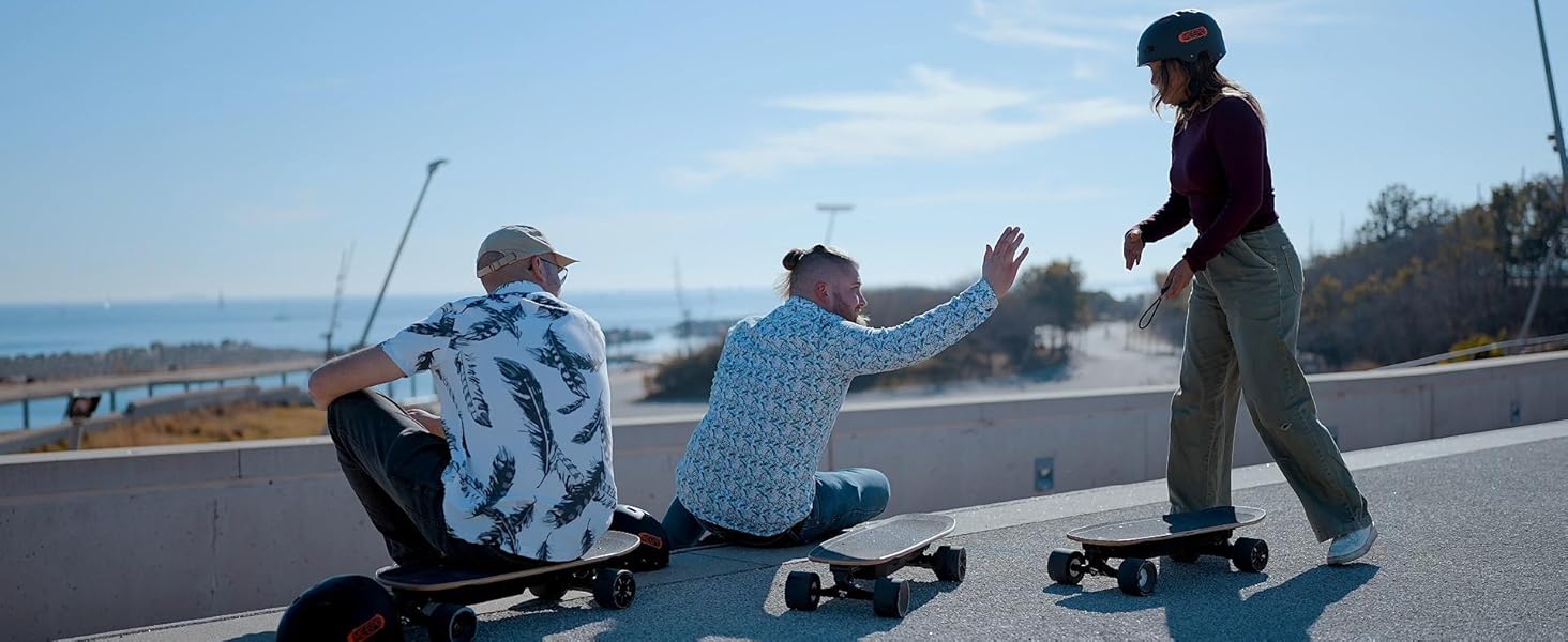 Mini skateboard électrique avec des amis