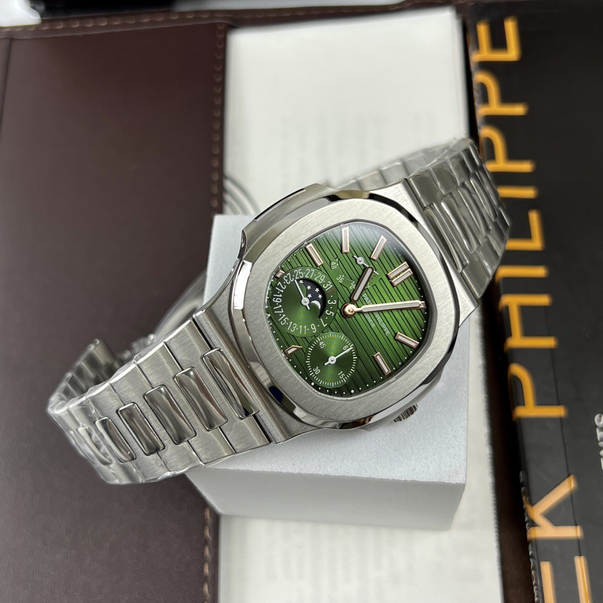 Patek Philippe Nautilus 5712 Replica 1:1 Watch Green Dial ZF 40mm - Top club