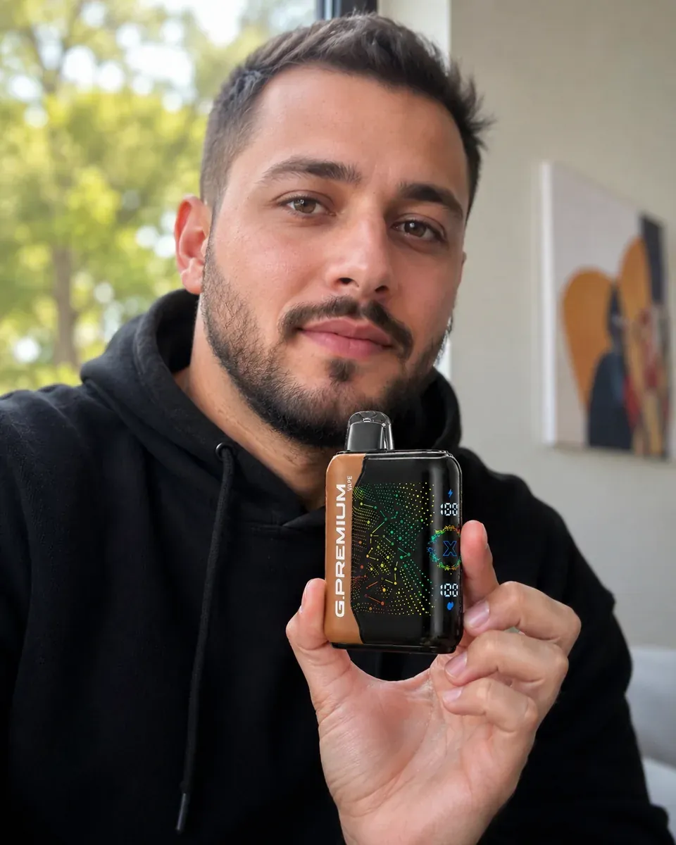 Klient VAPESEL PL – czarny e-papieros 4w1 z kolorowym ekranem, zdjęcie na zewnątrz