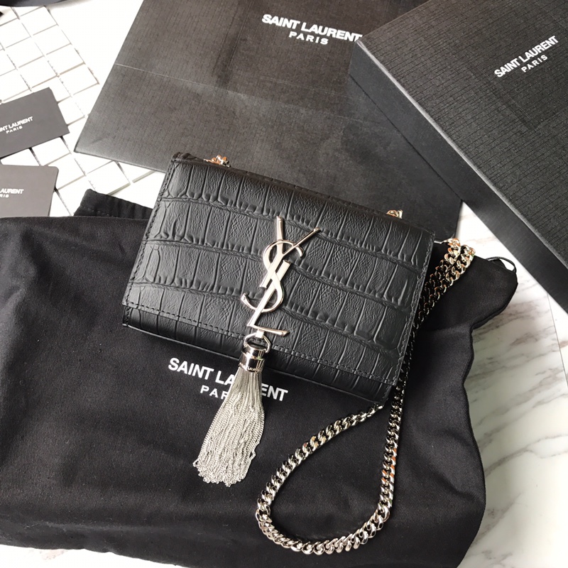 MONOGRAM CHAIN WALLET IN CROCODILE EMBOSSED SHINY LEATHER1:1High-quality replica