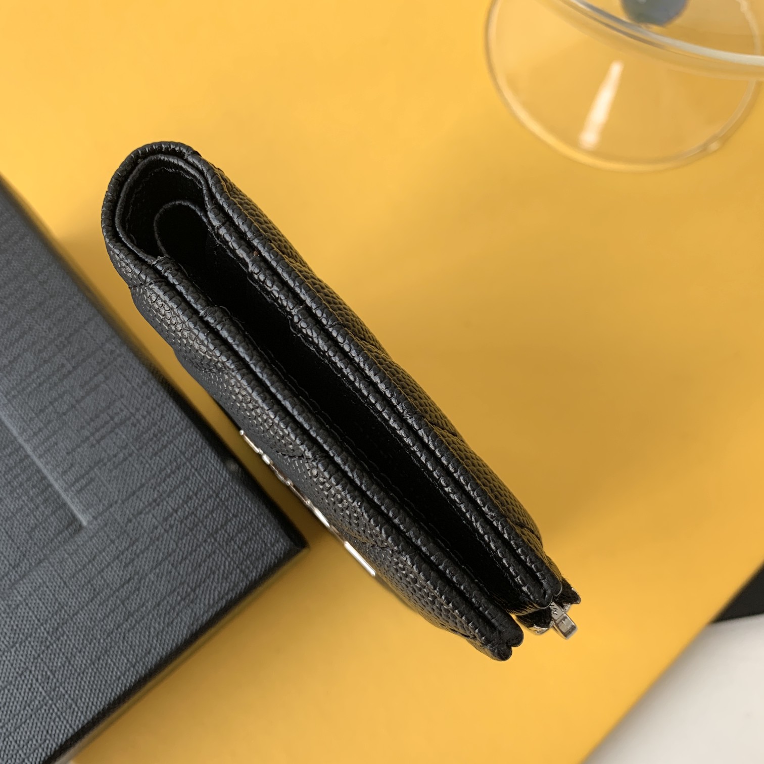 CASSANDRE MATELASSÉ FLAP CARD CASE IN GRAIN DE POUDRE EMBOSSED LEATHER1:1High-quality replica