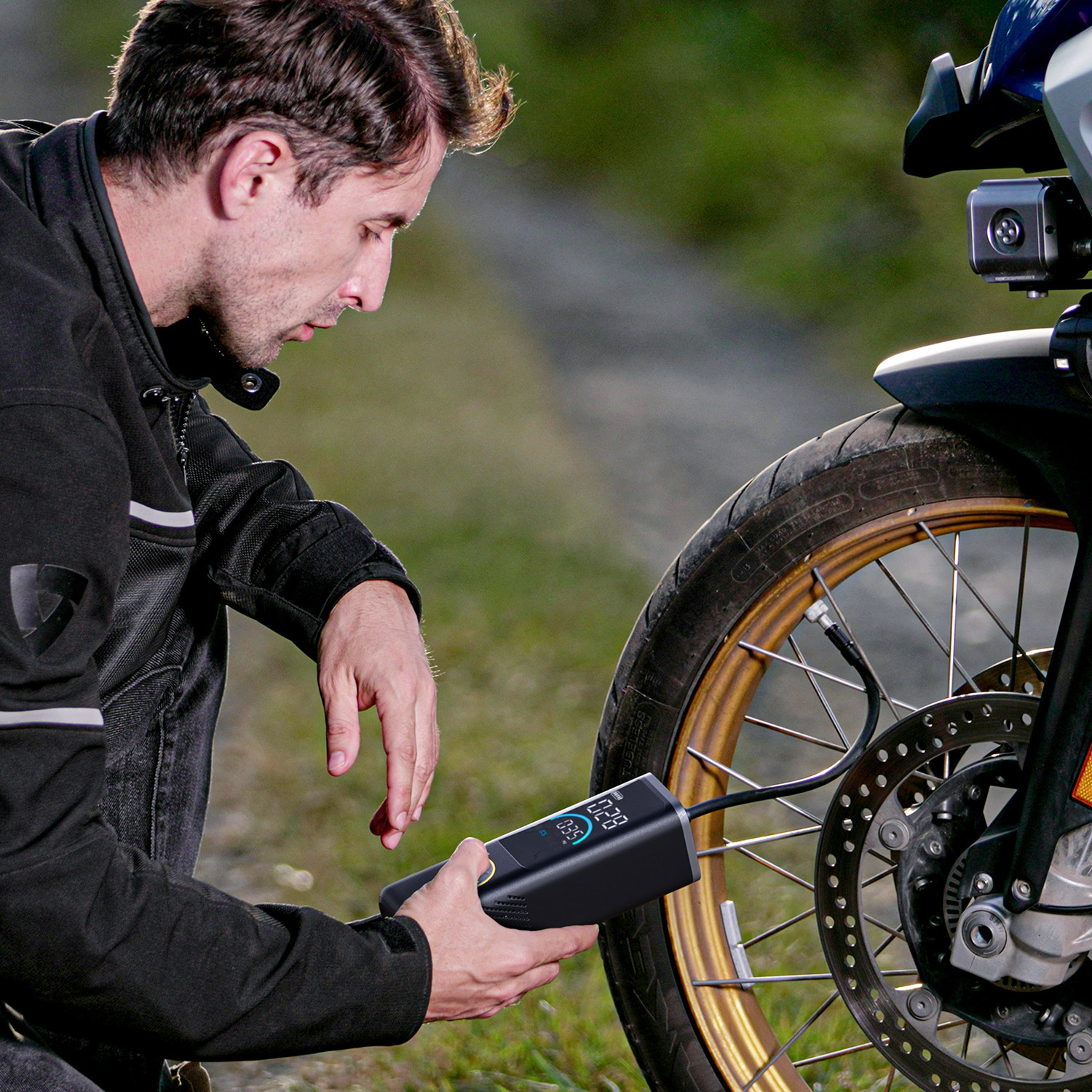 Fanttik S200 APEX Powerful Portable Air Pump and Tire Inflator with Power Bank - Image 6