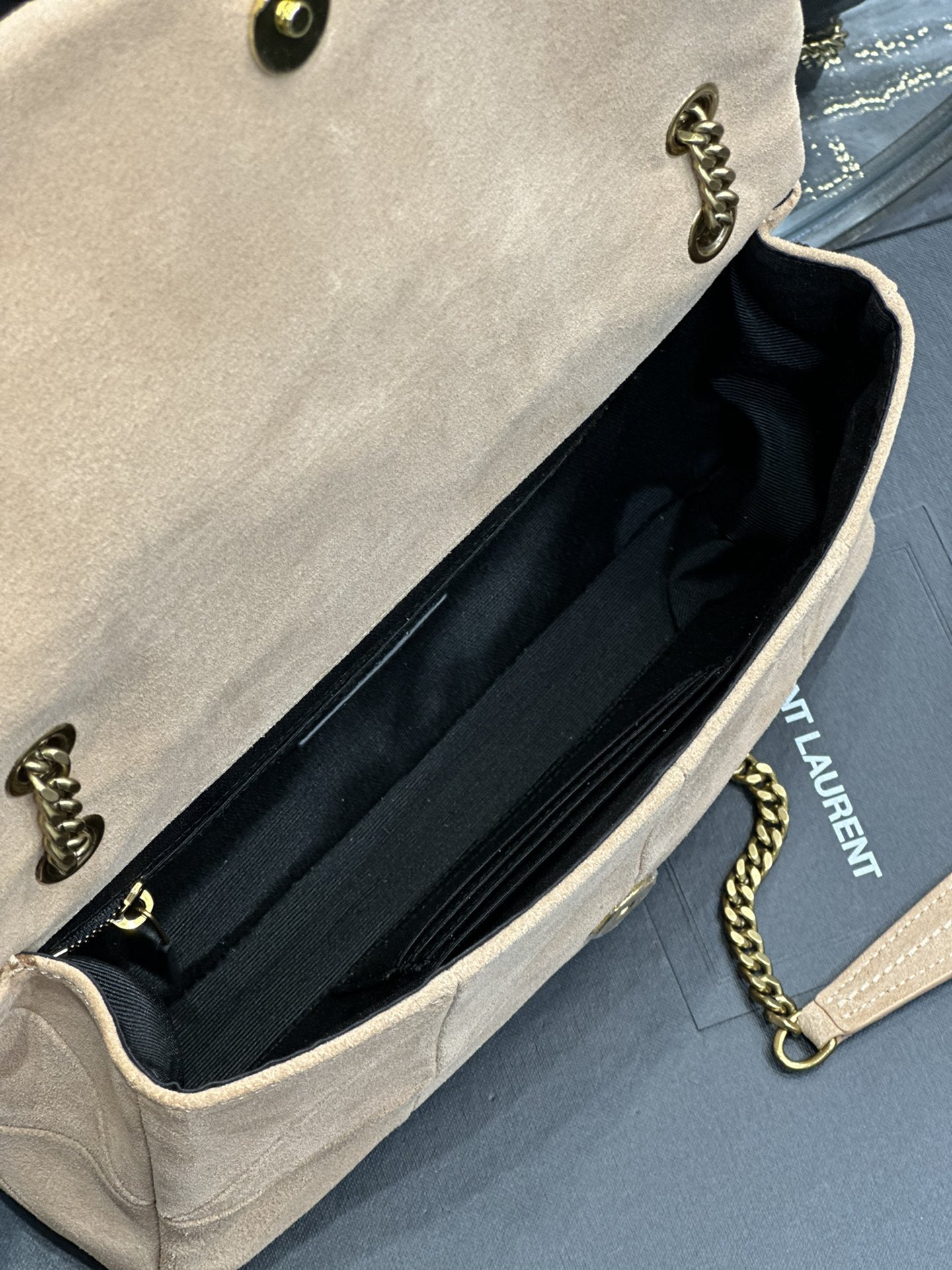 JAMIE MEDIUM CHAIN BAG “CARRÉ RIVE GAUCHE” IN LAMBSKIN AND SUEDE1:1High-quality replica
