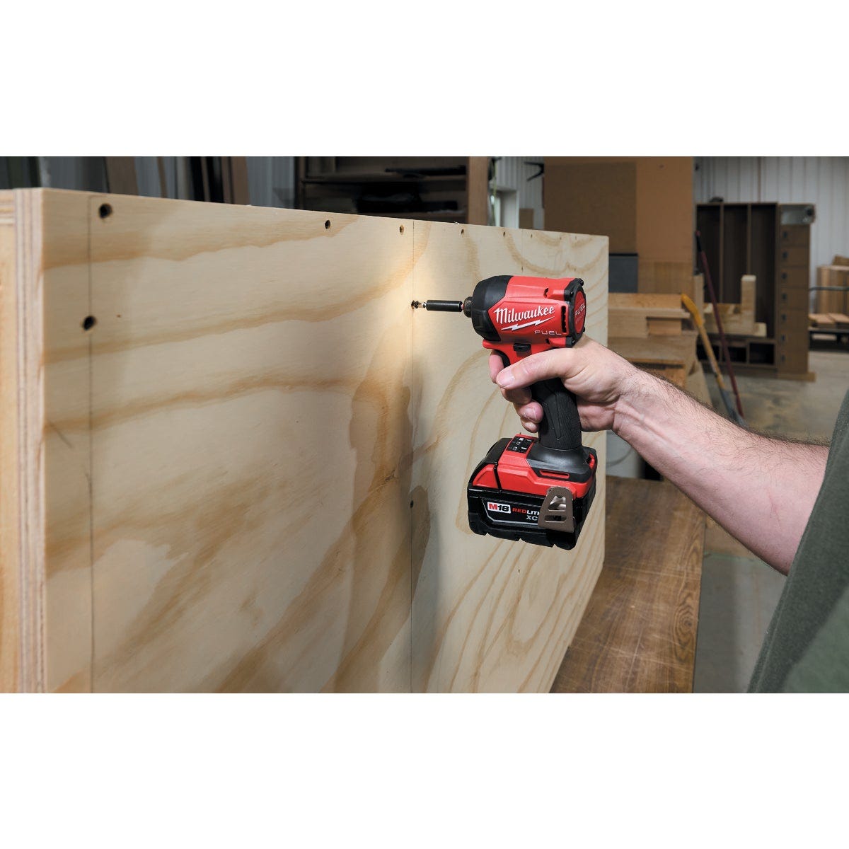 Milwaukee M18 FUEL SURGE 1/4 In. Hex Hydraulic Driver Kit with (2) Batteries & Charger