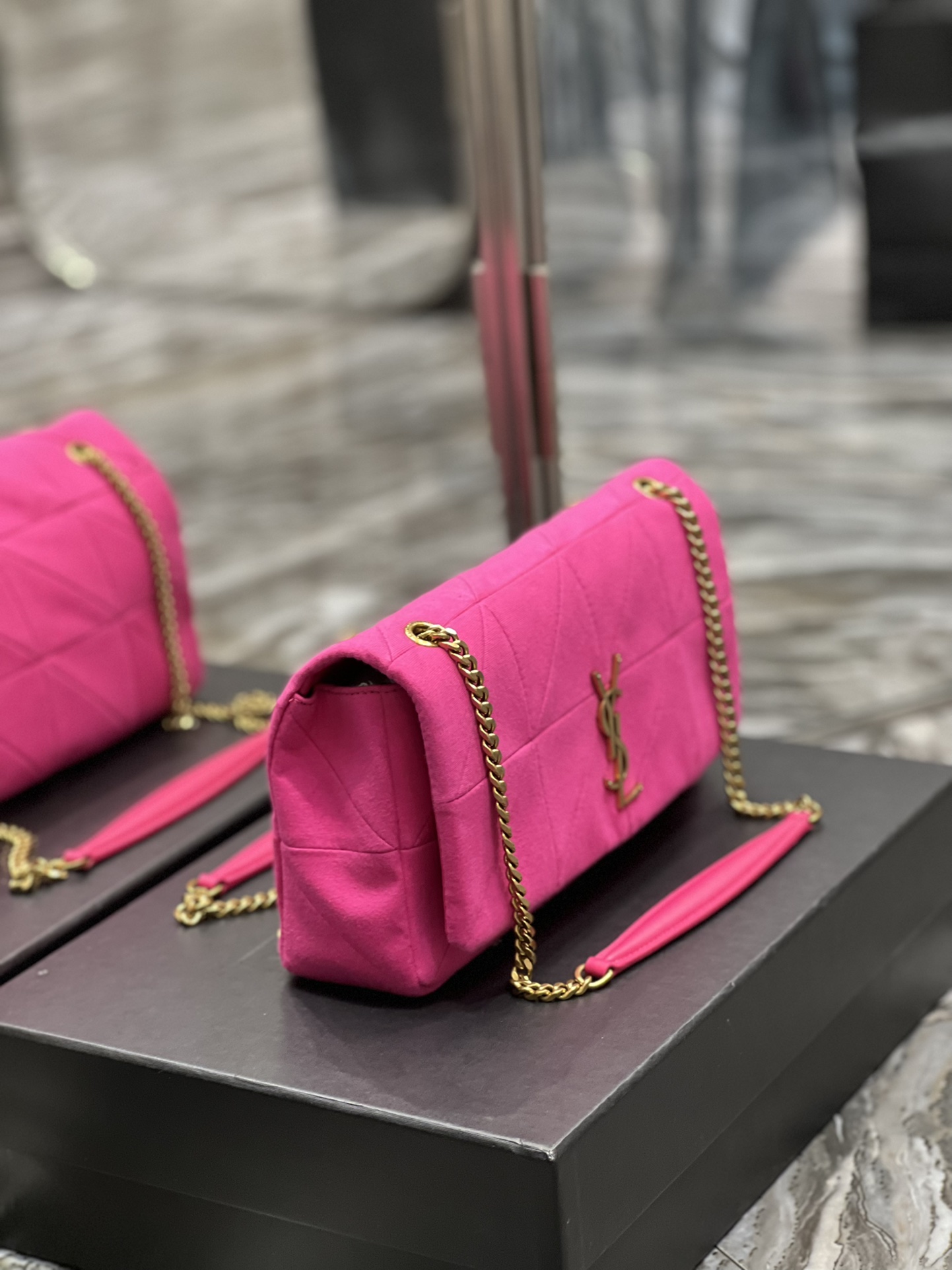 JAMIE MEDIUM CHAIN BAG “CARRÉ RIVE GAUCHE” IN LAMBSKIN AND SUEDE1:1High-quality replica