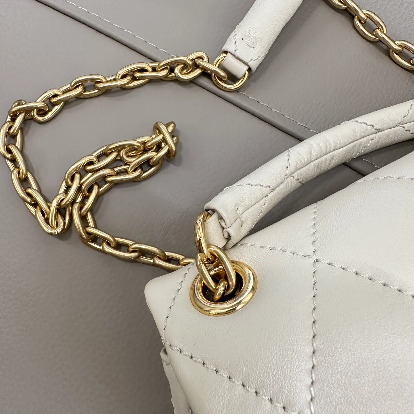 White/Red/Black Quilted Burberry Crossbody Bag with Gold Chain Strap and Iconic Logo Style No.2641 - Replicaclubs