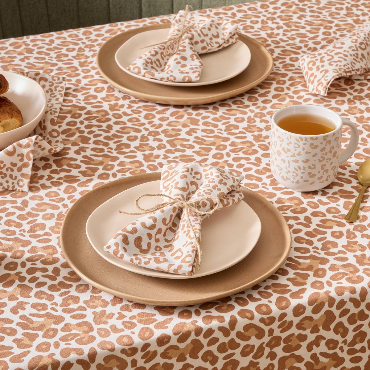 Set of 4 "Leopadi" Napkins Beige Linen, 40 x 40 cm