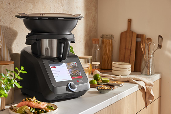 Robot culinaire multifonction avec écran tactile et cuiseur vapeur.