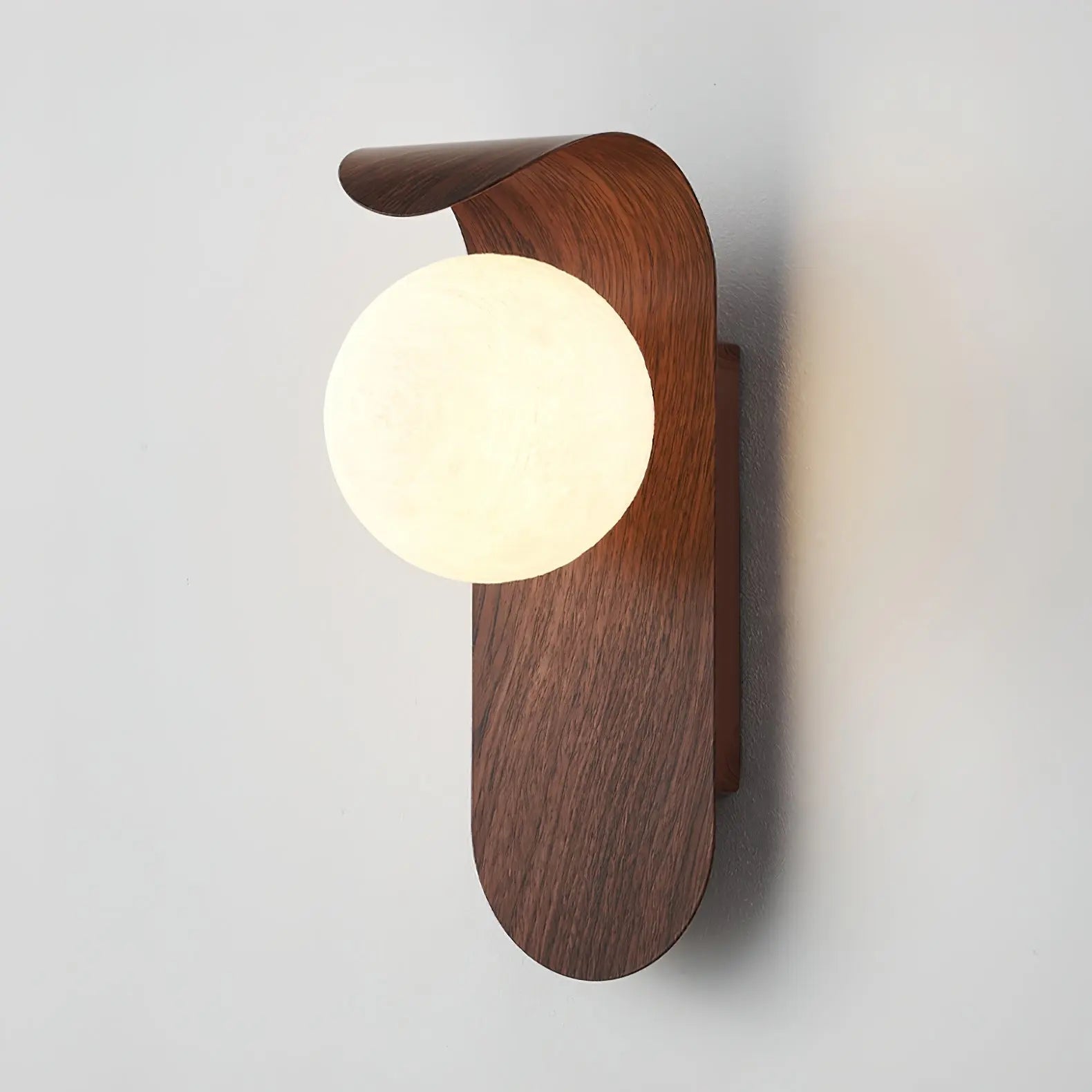 GlowForm – Wandlamp met Gouden Accent en Modern Contrast
