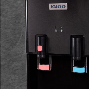 Distributeur d'eau rouge pour l'eau chaude et robinet bleu pour l'eau froide.