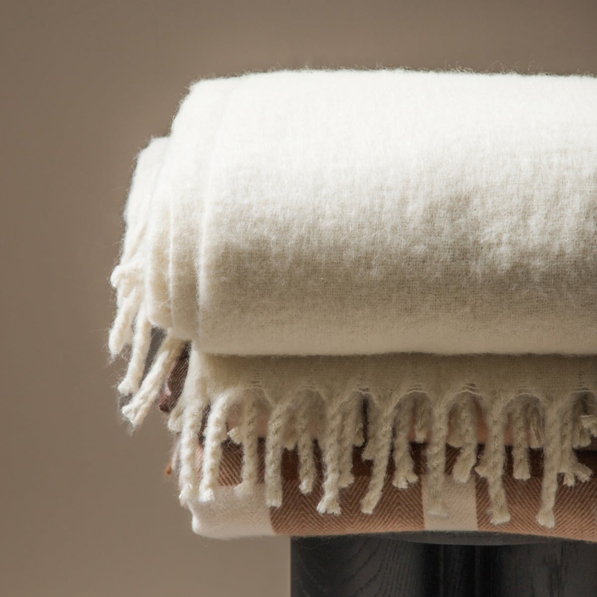 Koc TAIN ecru z dodatkiem wełny 150x200 cm