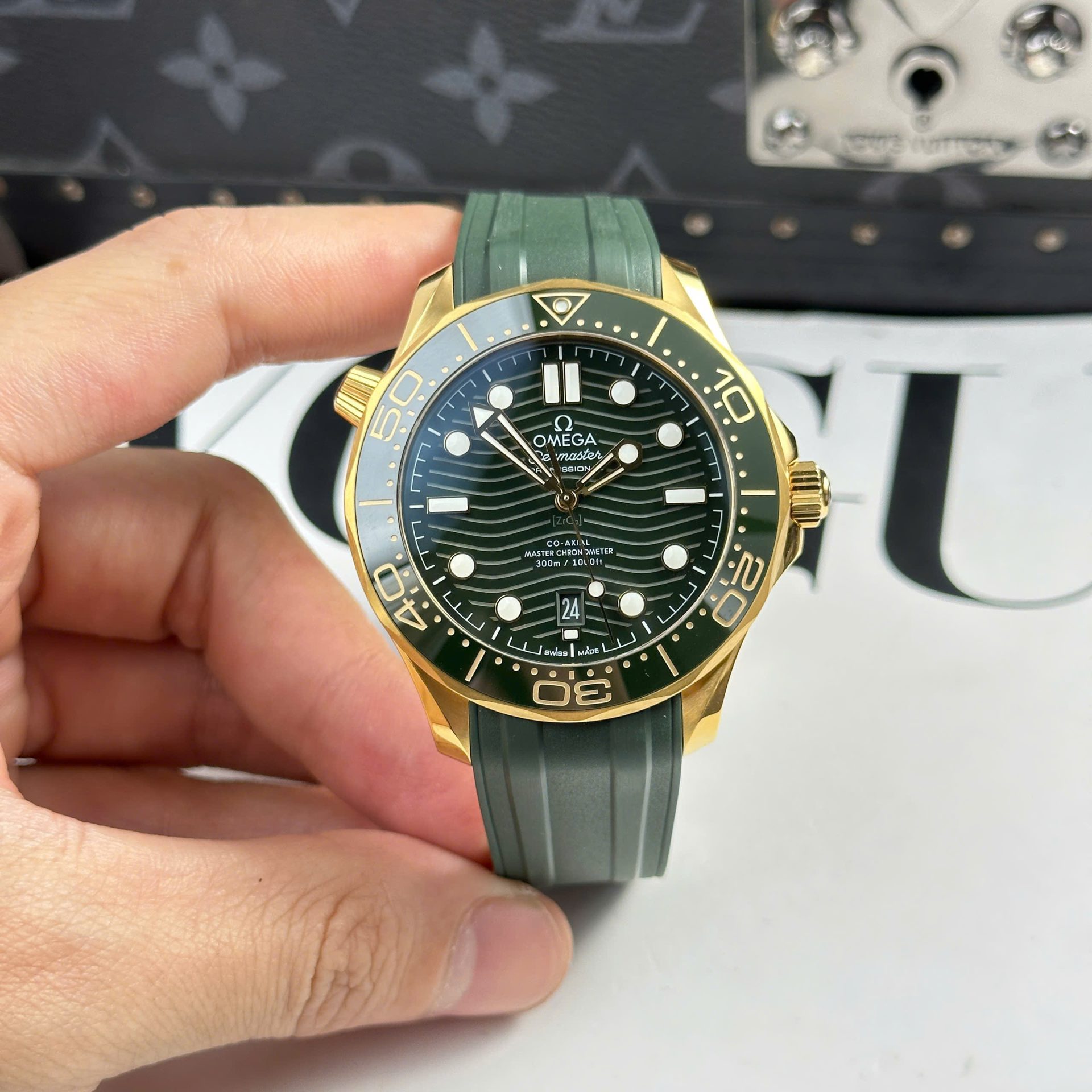 Omega Seamaster Diver 300M Replica Watches Dial Green VS Factory 42mm - Elite Watch Atelier