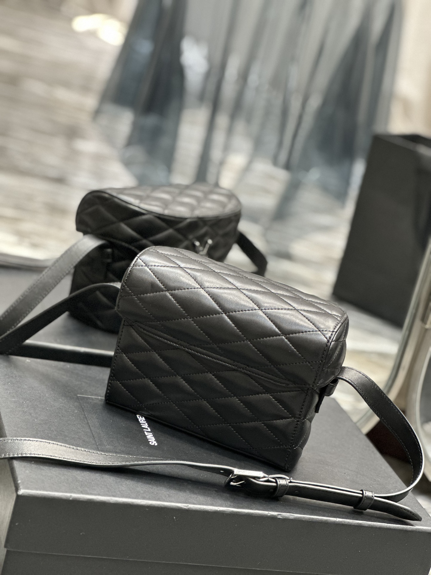 JUNE BOX BAG IN QUILTED PATENT LEATHER1:1High-quality replica