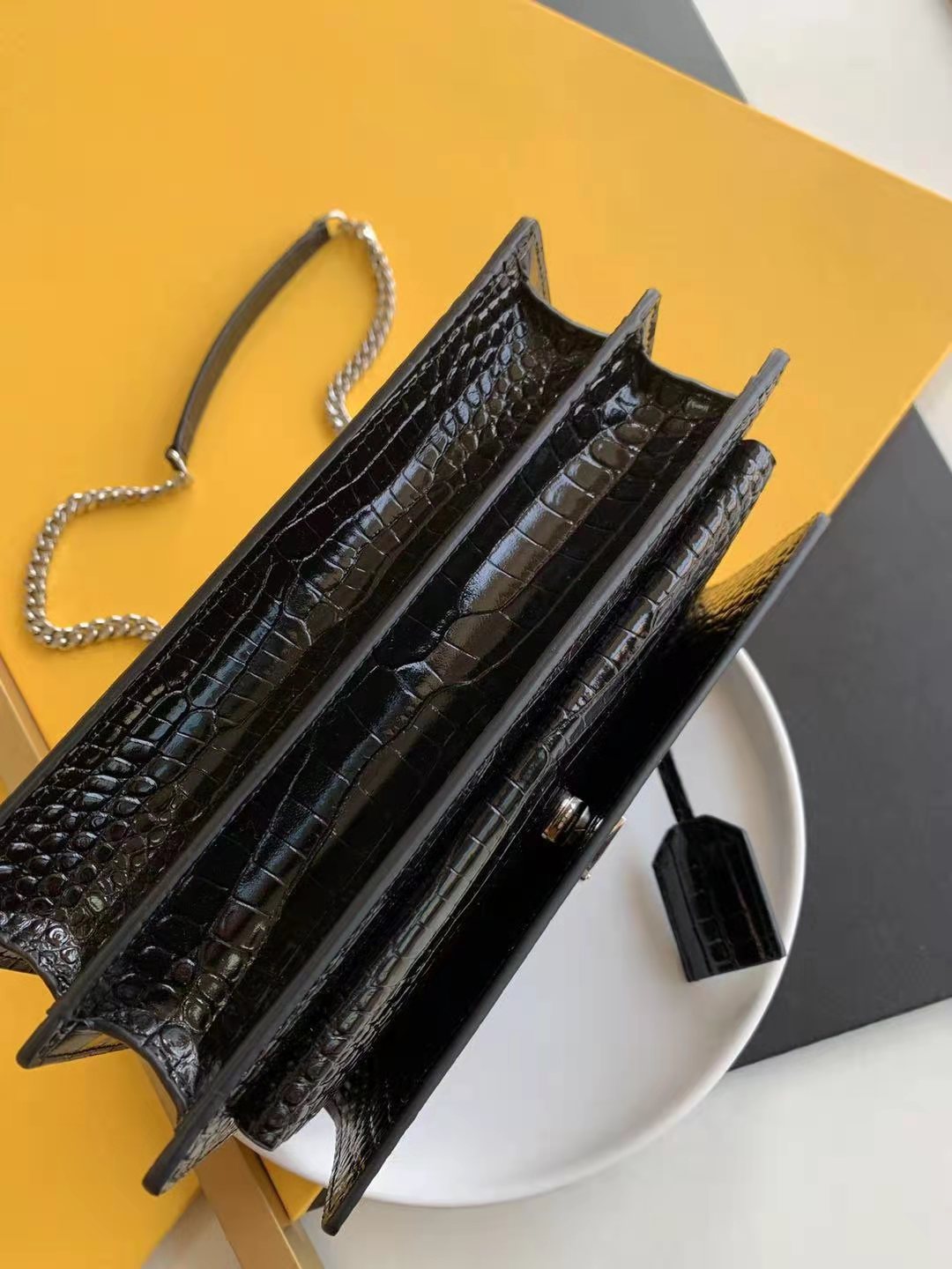SUNSET MEDIUM CHAIN BAG IN SMOOTH LEATHER1:1High-quality replica