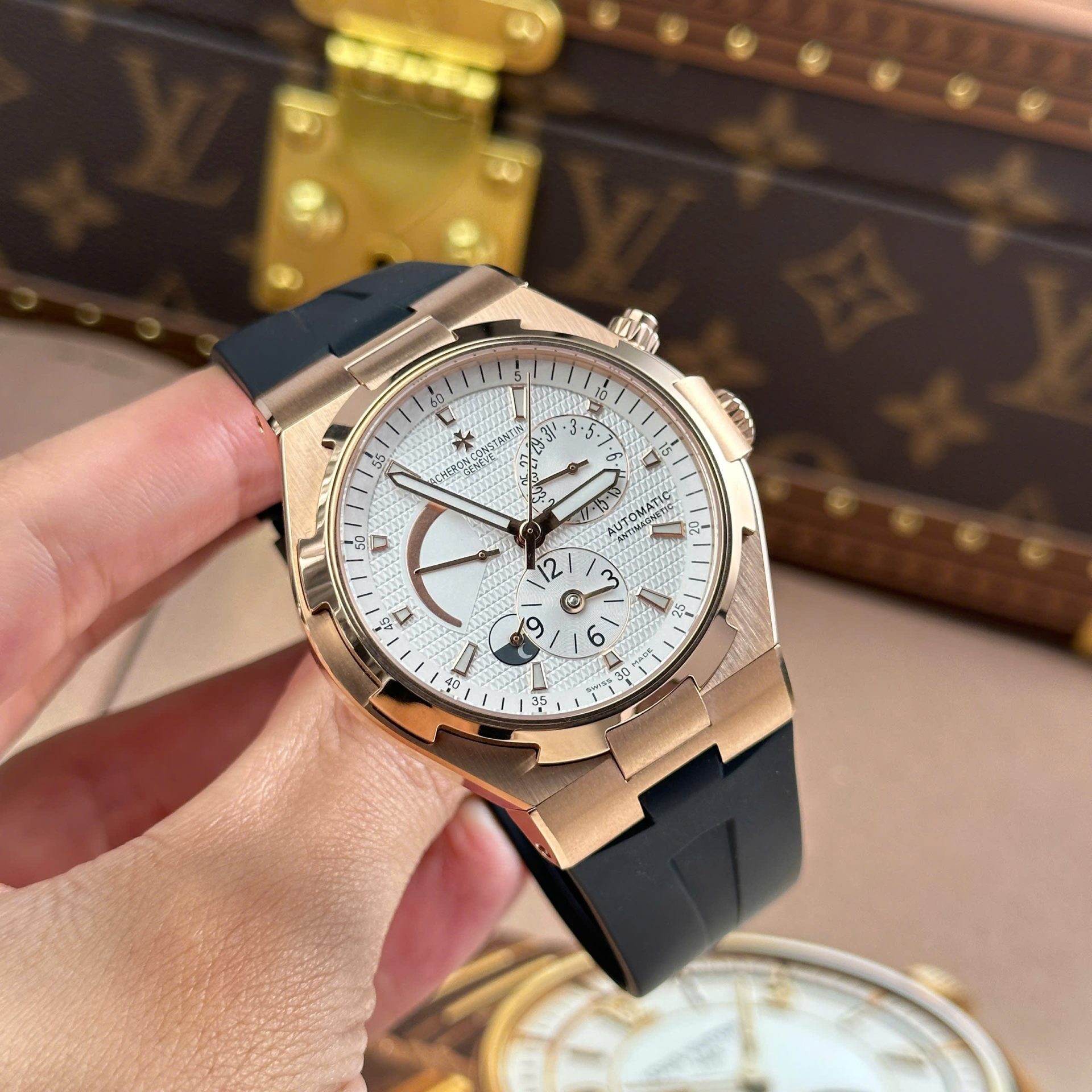 Vacheron Constantin Replica Watches Overseas Dual Time Rose Gold 47450 White Dial 9F Factory 42mm - Elite Watch Atelier