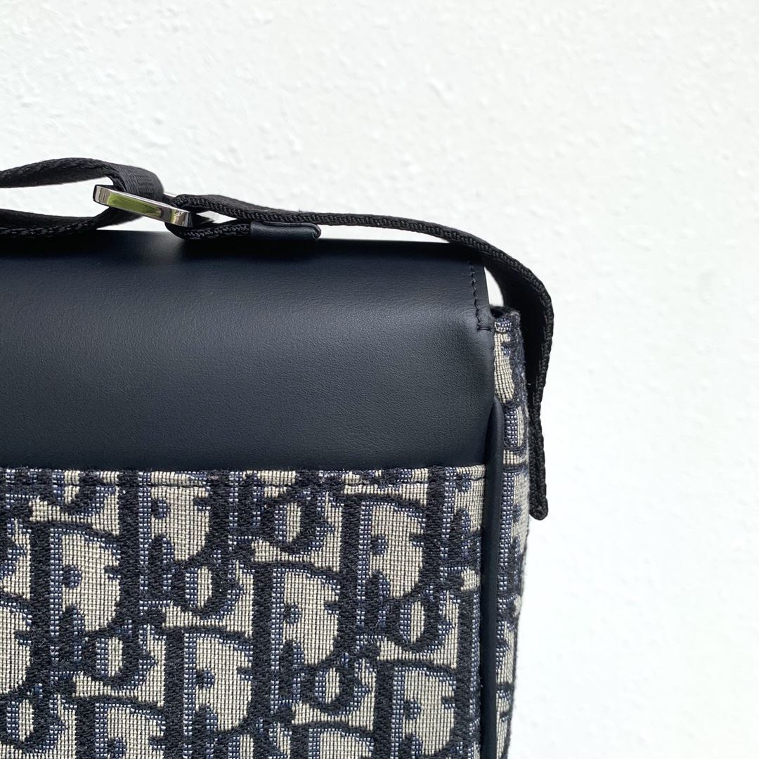 Messenger Bag Black For Women‎ 10in/26cm CD M9994PTVY_M9281:1High-quality replica