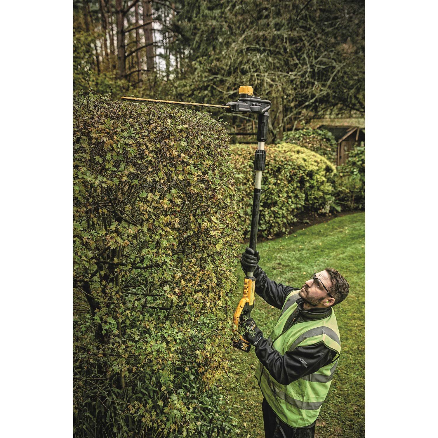 Dewalt 20V MAX Cordless Pole Saw And Pole Hedge Trimmer Combo Kit, 8 in Bar - DCKO86M1 (DCPS620/DCPH820) - Image 2 Dewalt 20V MAX Cordless Pole Saw And Pole Hedge Trimmer Combo Kit, 8 in Bar - DCKO86M1 (DCPS620/DCPH820) - Image 2