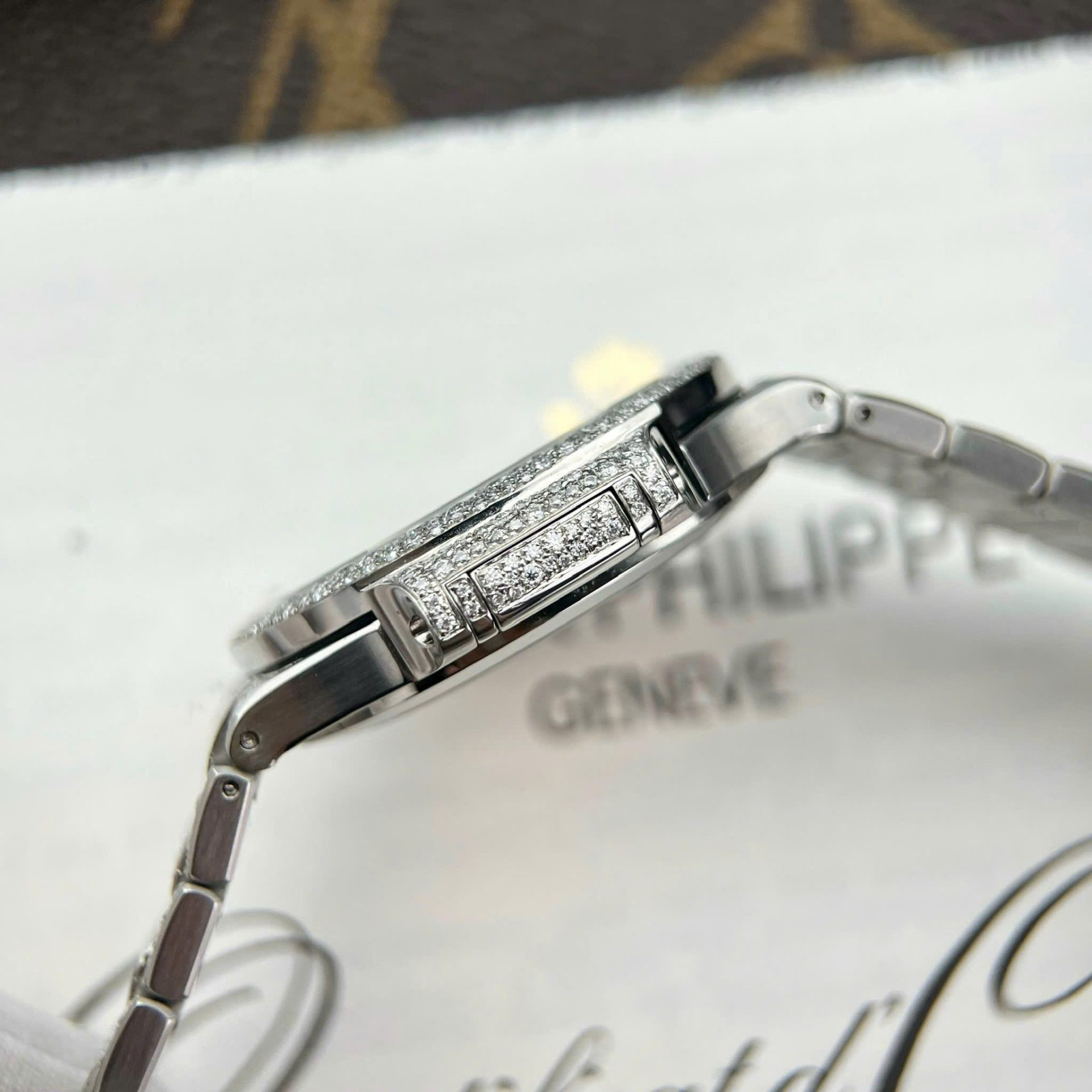 Patek Philippe Nautilus 7118 Best Copies Watch Diamonds Moissanite Hong Kong 35.2mm - Top club