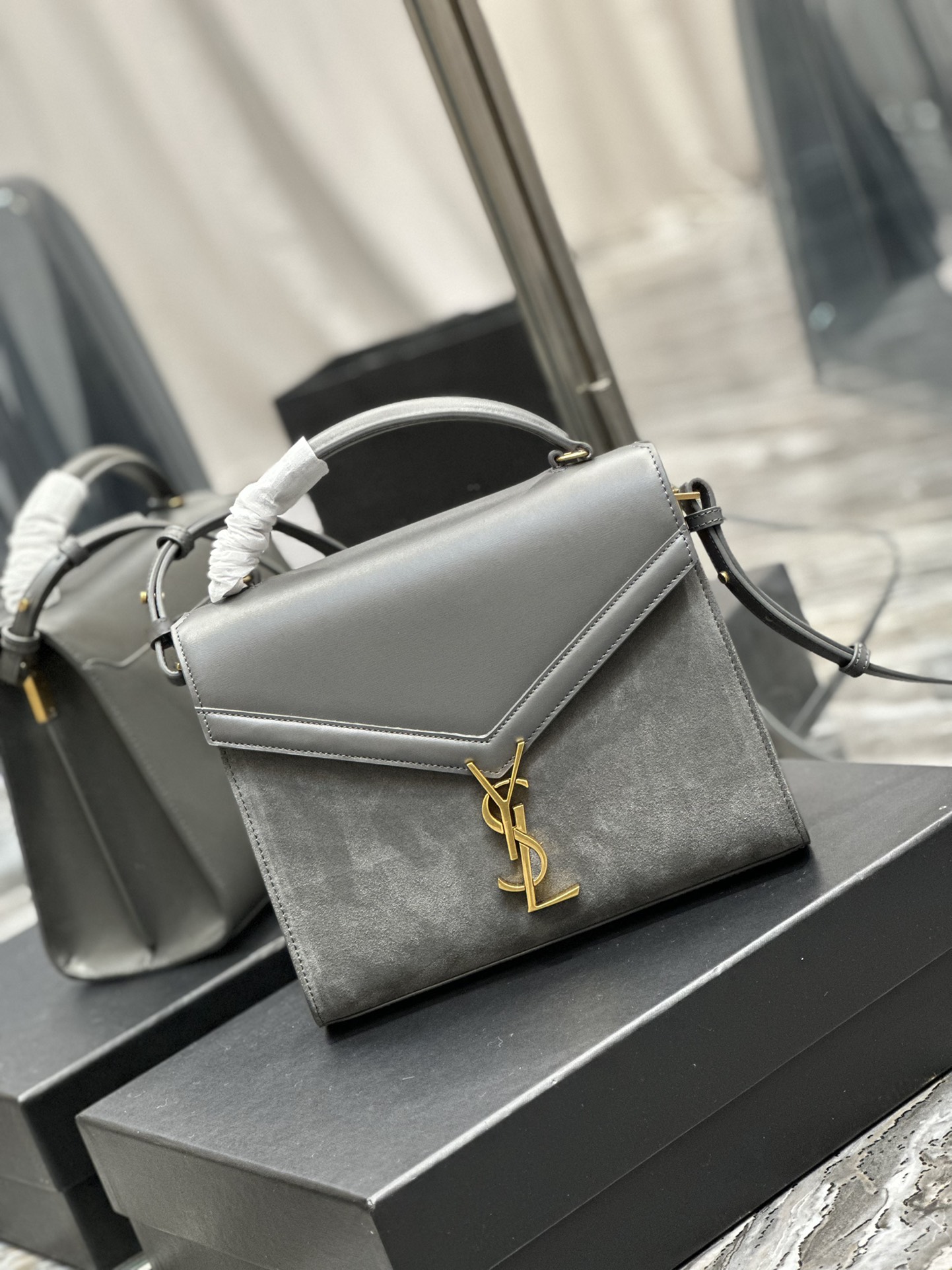 CASSANDRA MEDIUM TOP HANDLE BAG IN GRAIN DE POUDRE EMBOSSED LEATHER1:1High-quality replica