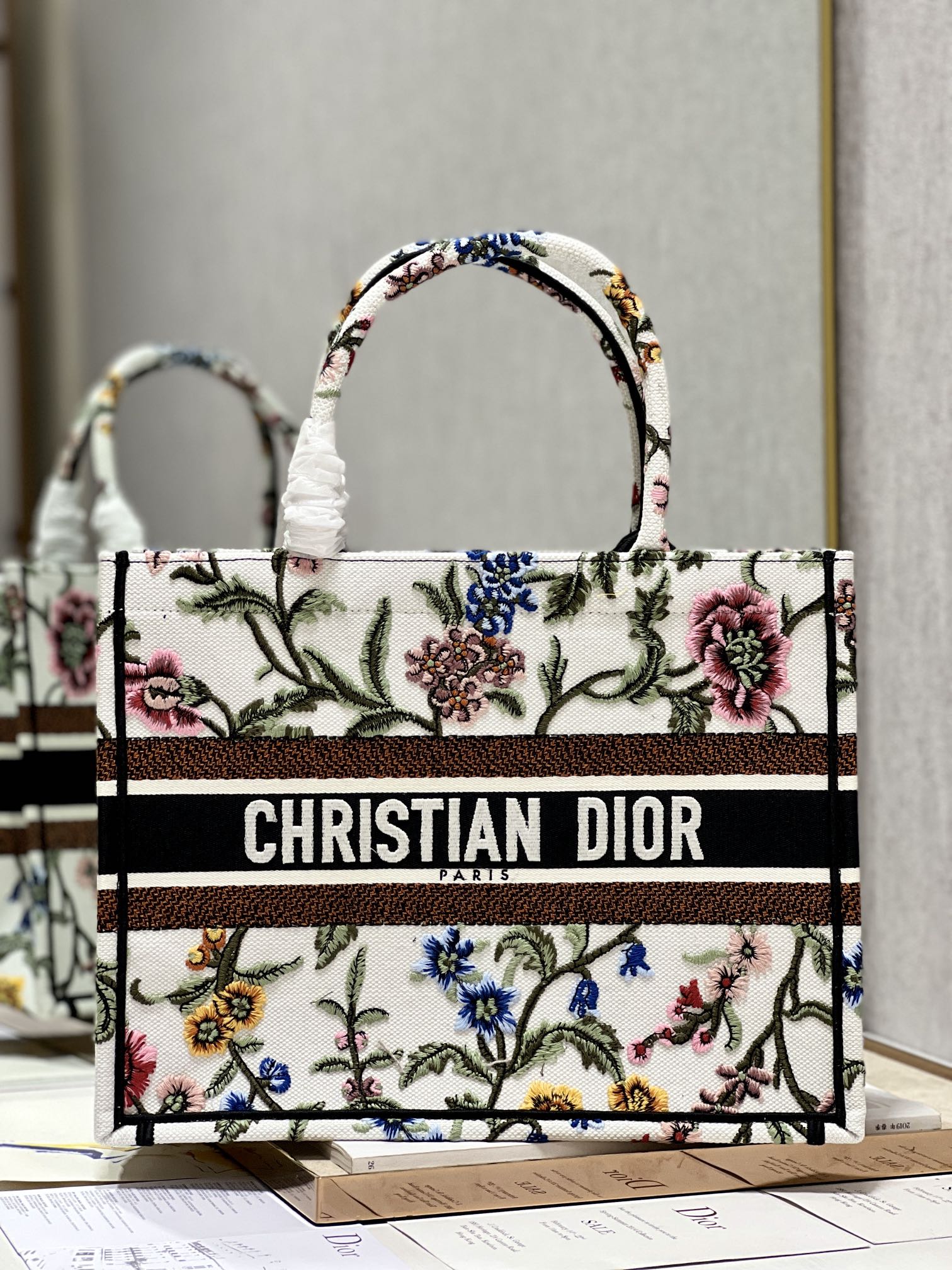 Christian Dior Medium Dior Tote Bag White For Women 14in/ 36cm M1296ZEAU_M9331:1High-quality replica