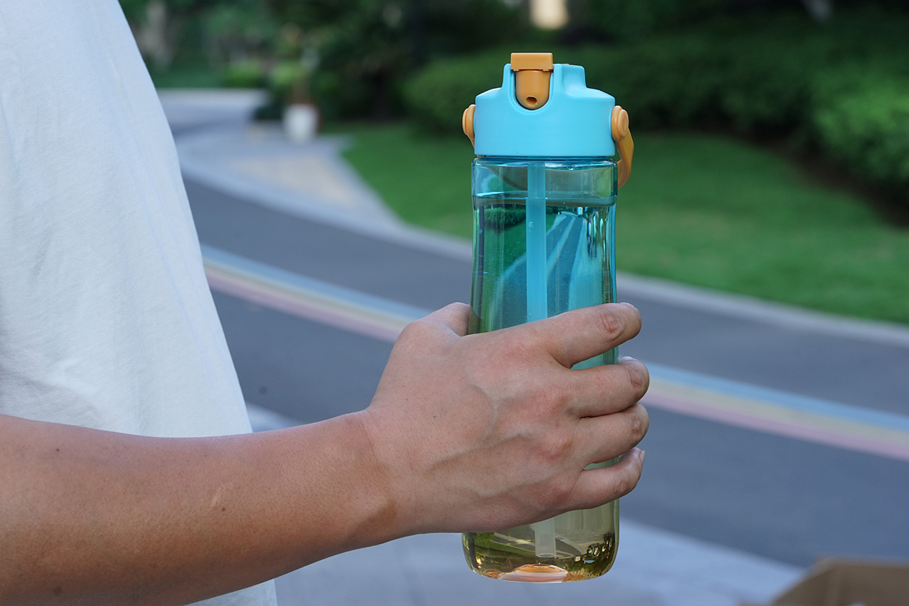 Gradient Plastic Sports Water Bottle with Straw for Active Lifestyle Travel Camping Tours Outdoor Activities Boiling Water