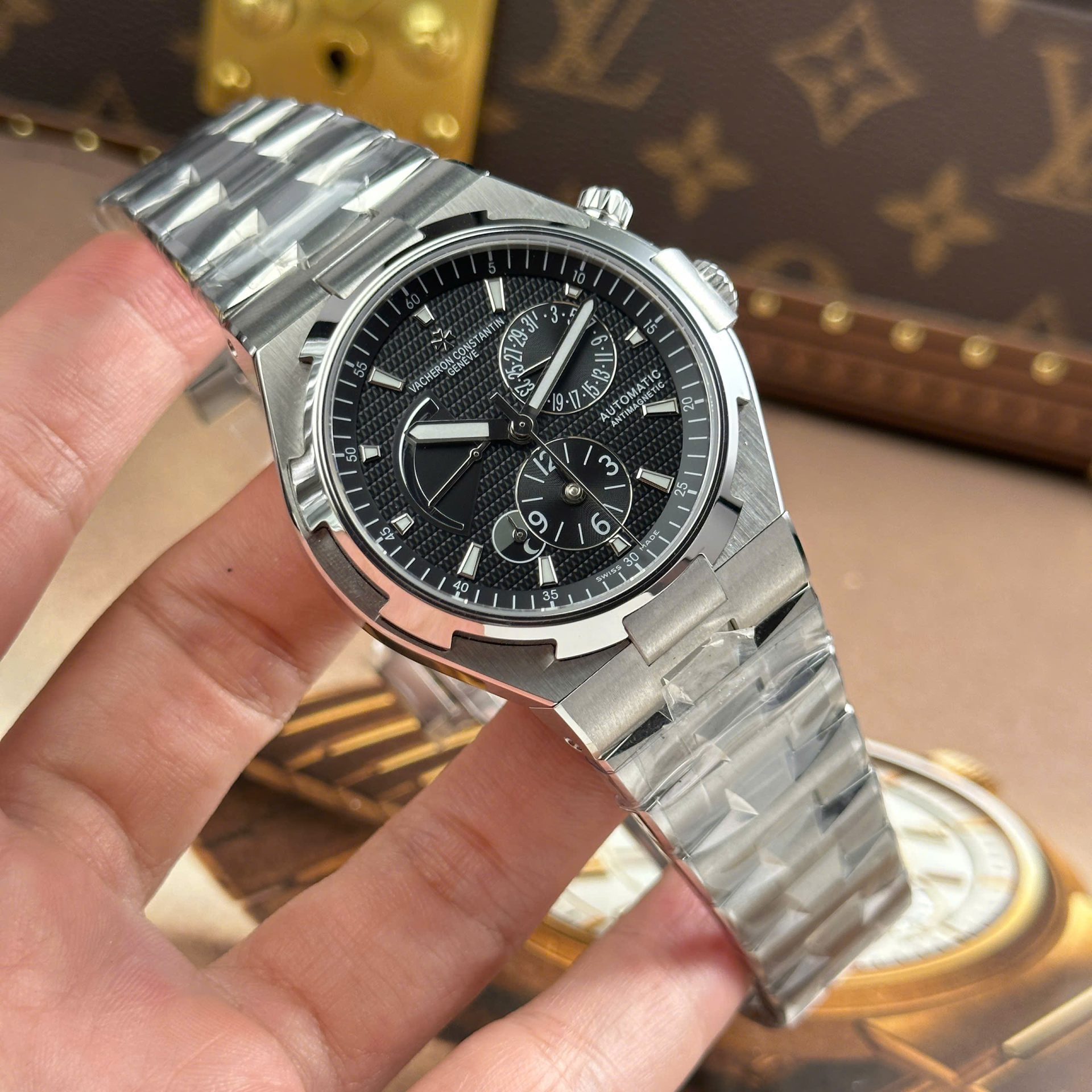 Vacheron Constantin Luxury Fake Watches Overseas Dual Time 47450 Black Dial Metal Wire 9F Factory 42mm - Elite Watch Atelier