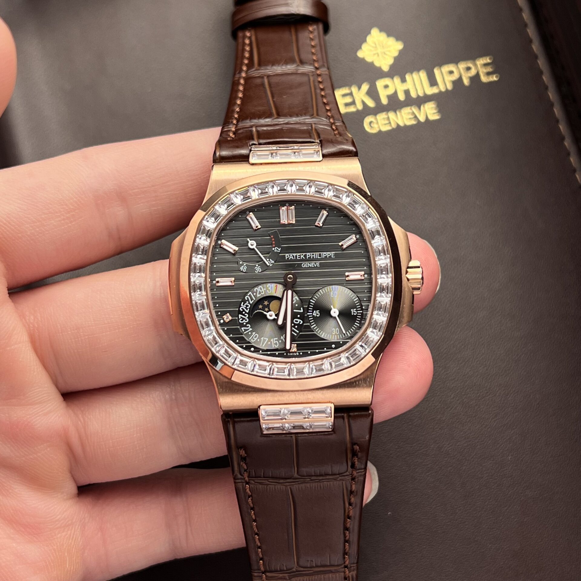 Patek Philippe Nautilus 5724R Replica Watch Gray Dial Factory GR 40mm - Elite Watch Atelier