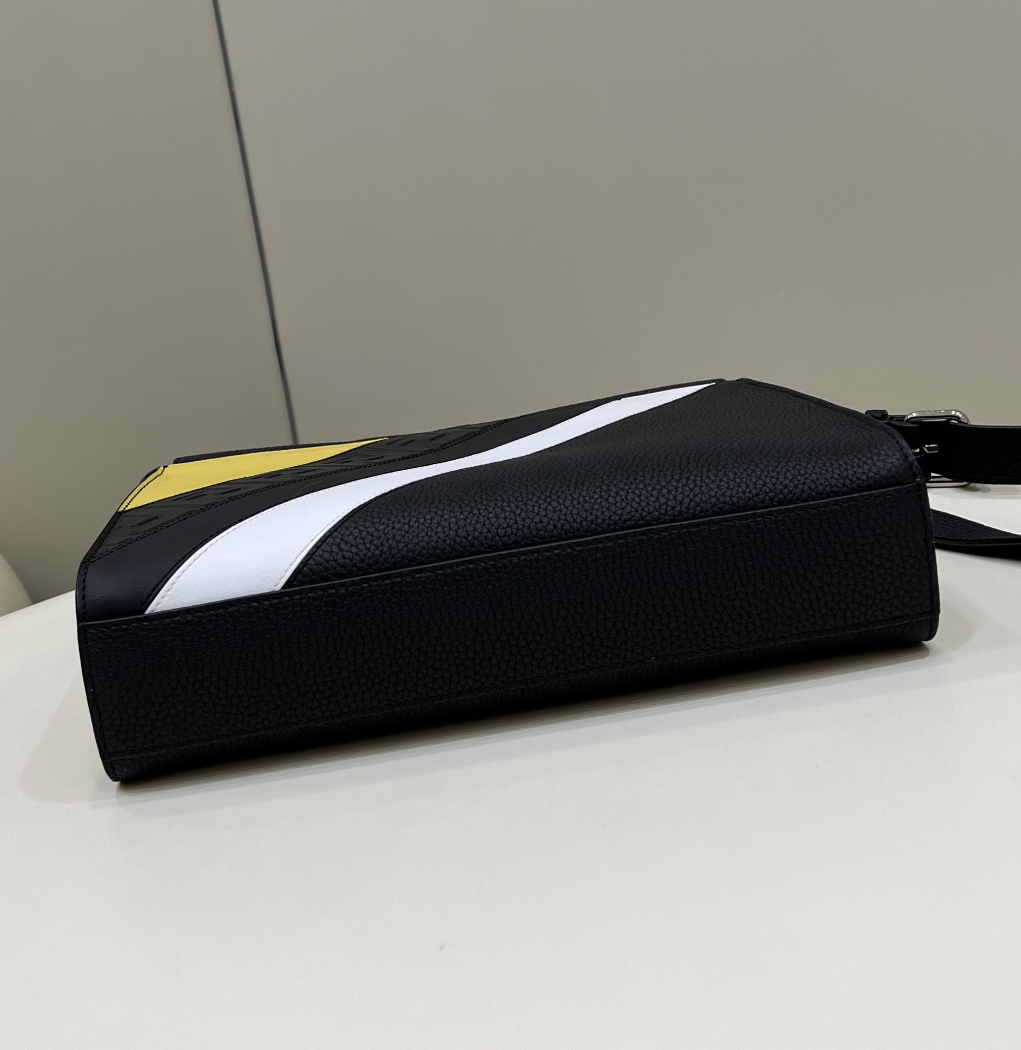 Fendi O'Lock Zipper - Replicaclubs