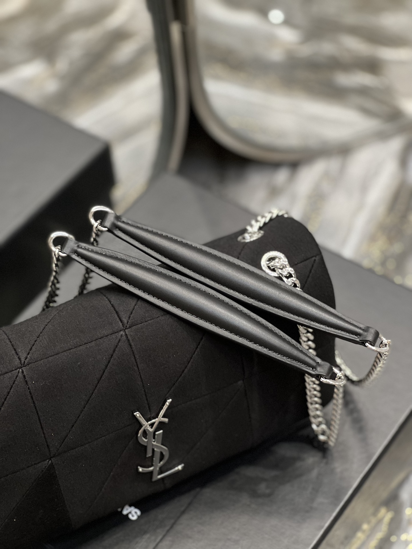 JAMIE MEDIUM CHAIN BAG “CARRÉ RIVE GAUCHE” IN LAMBSKIN AND SUEDE1:1High-quality replica