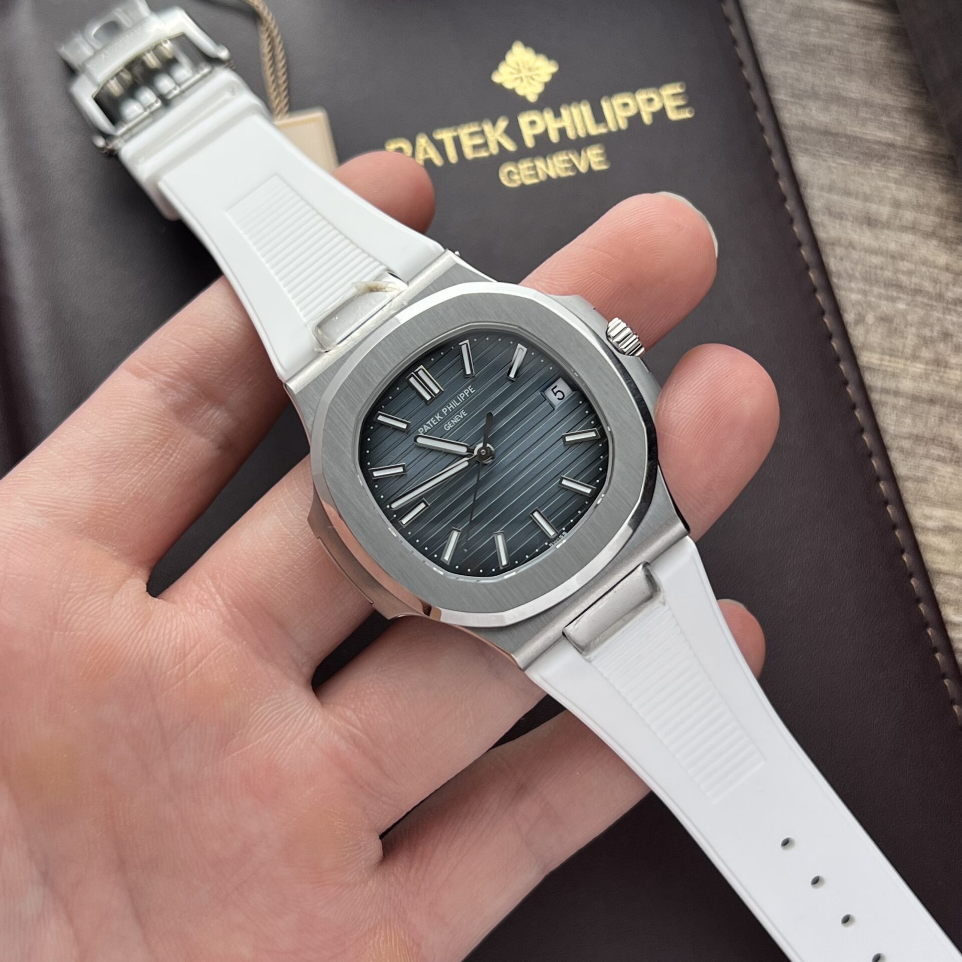Patek Philippe Nautilus 5711 Best Replica Watch White Rubber Strap 3K Factory 40mm - Elite Watch Atelier