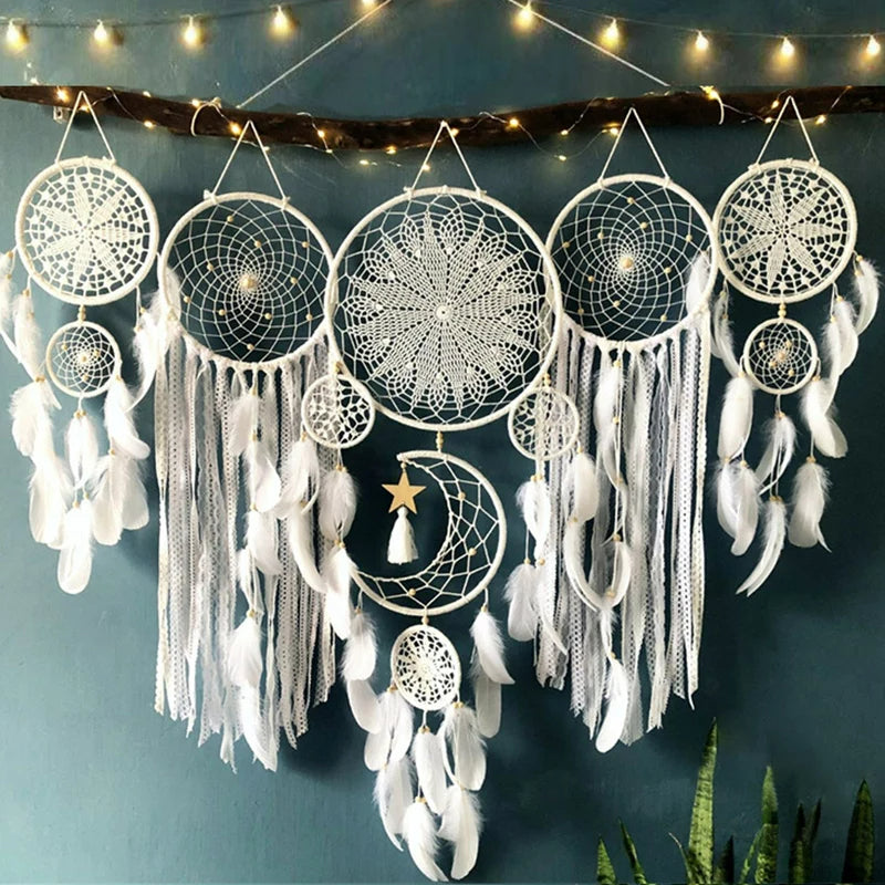 MoonGlow Dromenvanger - Ambachtelijk Geweven Macramé met Maan- en Sterrenmotief - Creëer een Vredige Slaapruimte