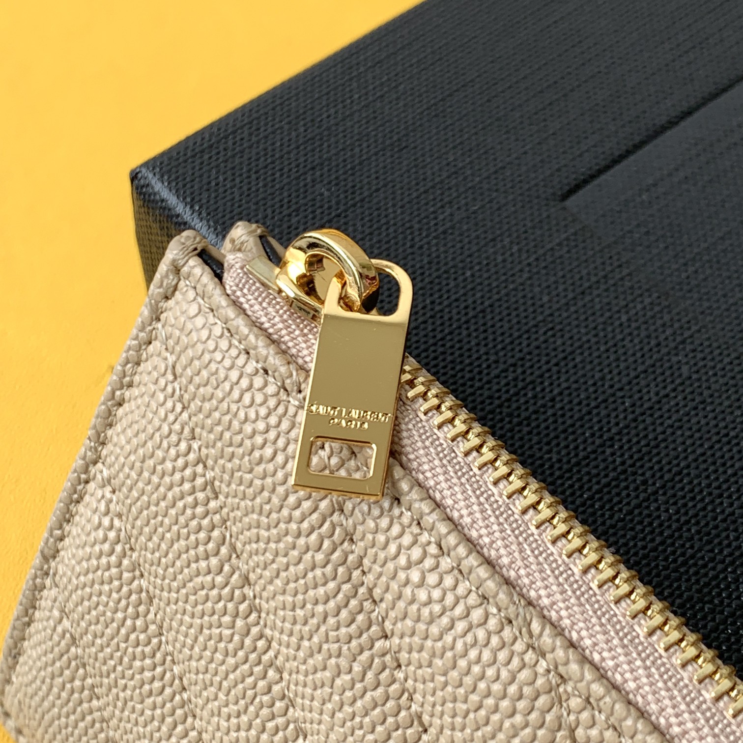 CASSANDRE MATELASSÉ ZIPPED FRAGMENTS CARD CASE IN GRAIN DE POUDRE EMBOSSED LEATHER1:1High-quality replica