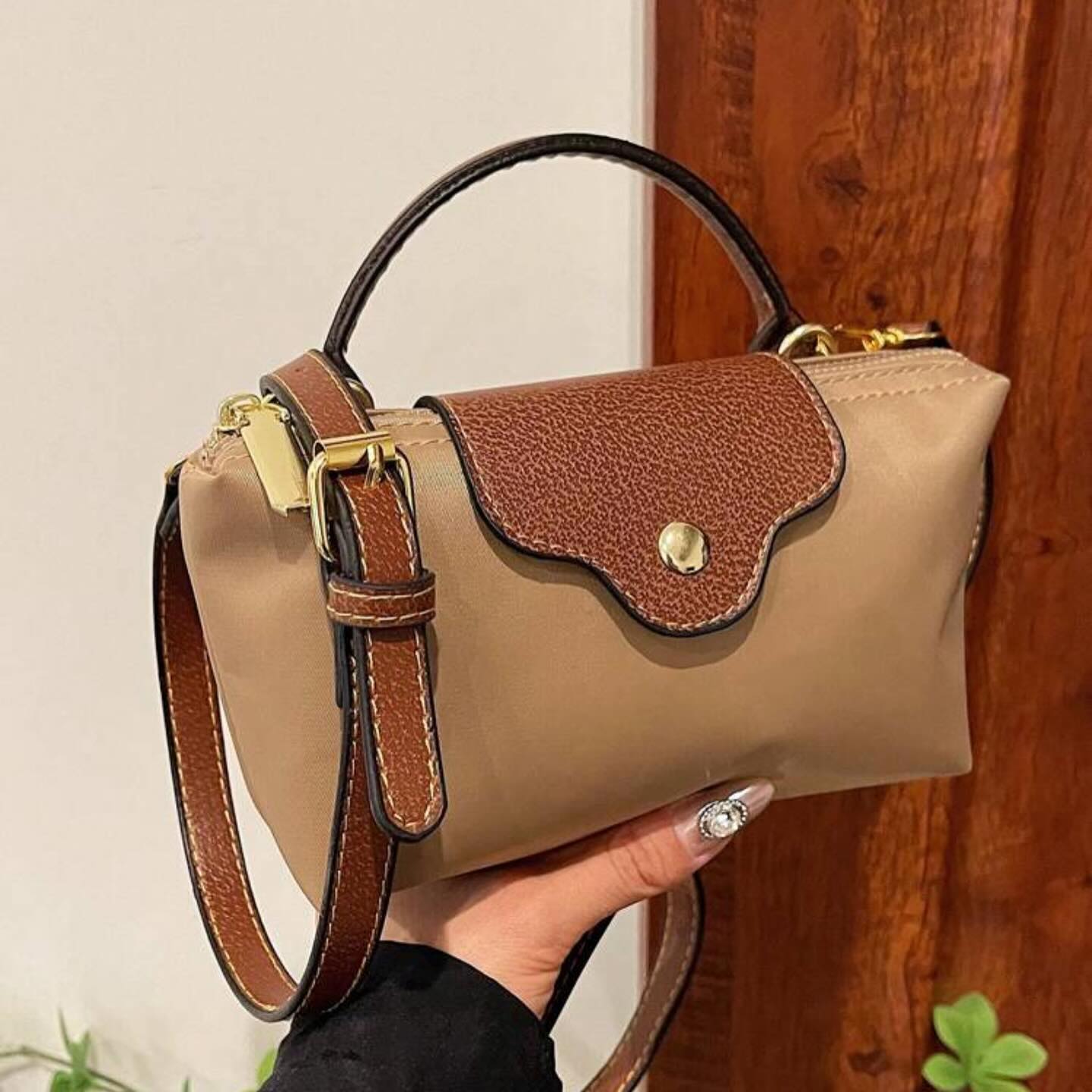 Zwarte Crossbody Tas Dames - Stijlvolle Compacte Camille Mini Bag met Verstelbare Schouderriem en Goudkleurige Sluiting