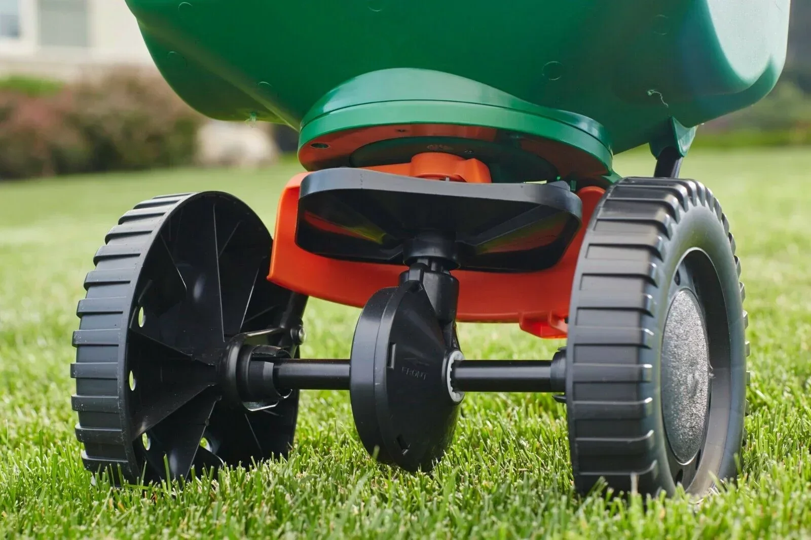 Scotts Turf Builder EdgeGuard Mini Broadcast Spreader - 5,000 Sq. Ft. - Image 4 Scotts Turf Builder EdgeGuard Mini Broadcast Spreader - 5,000 Sq. Ft. - Image 4