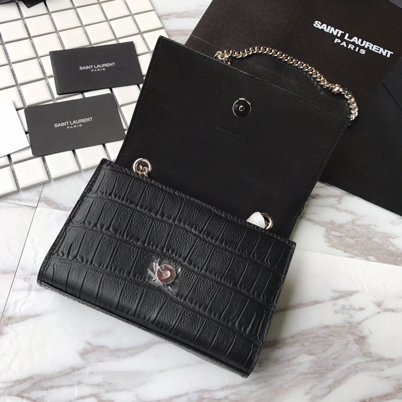 MONOGRAM CHAIN WALLET IN CROCODILE EMBOSSED SHINY LEATHER1:1High-quality replica
