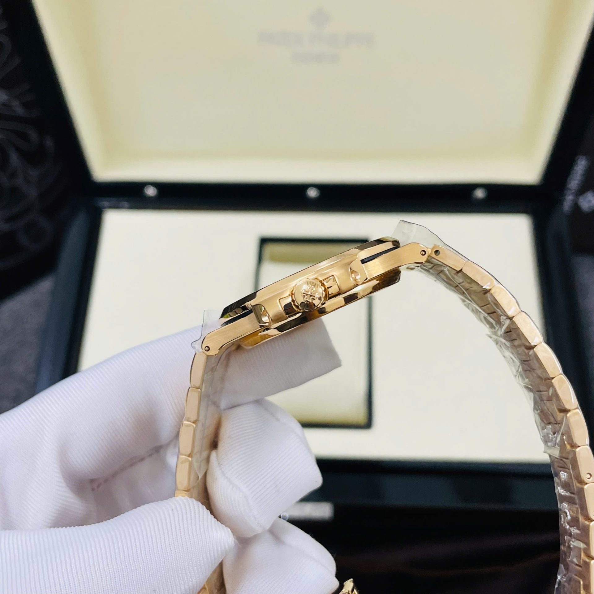 Patek Philippe Nautilus 5723 Copies Watch 18K Gold Wrapped + Synthetic Ruby 40mm - Top club