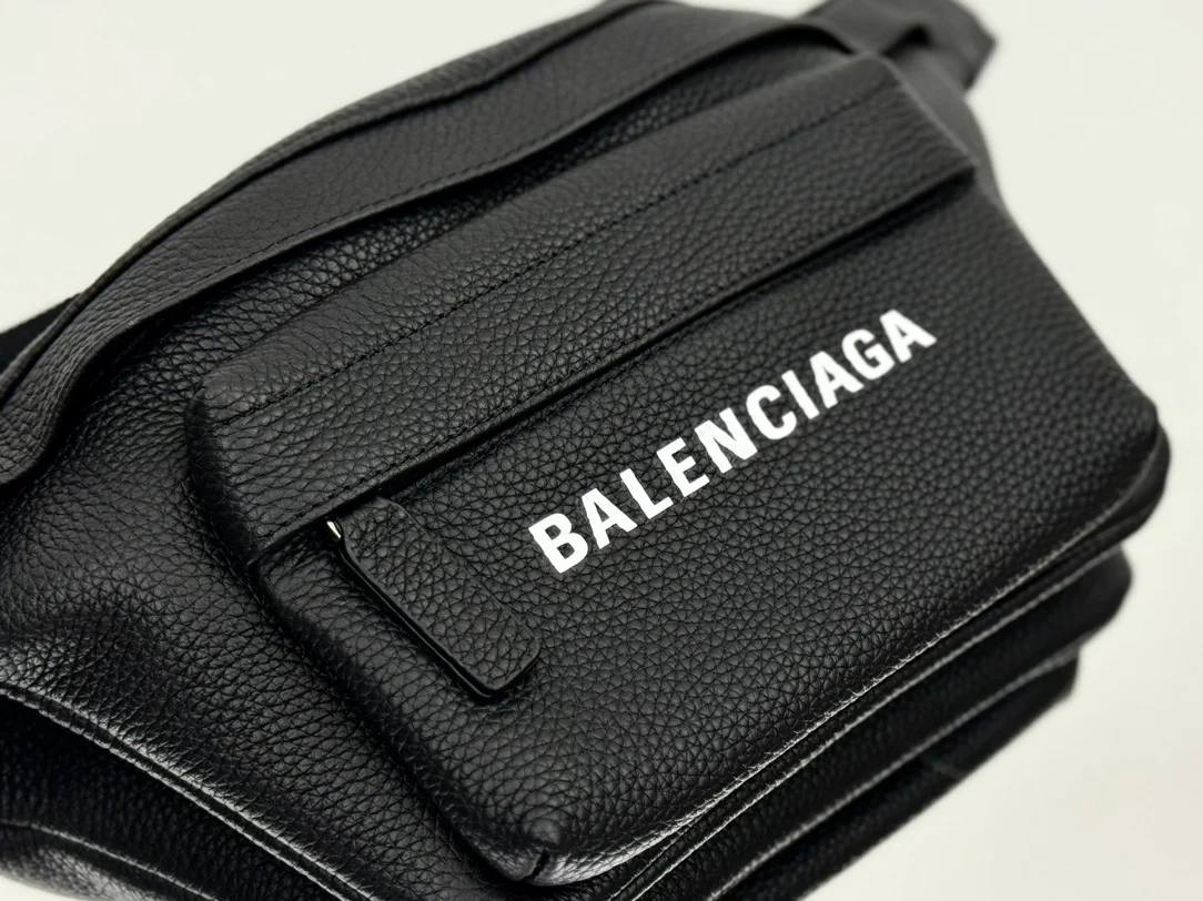 Black Balenciaga Waist Bag with Logo for Fashionable Daily Use Style No.406480 - Replicaclubs