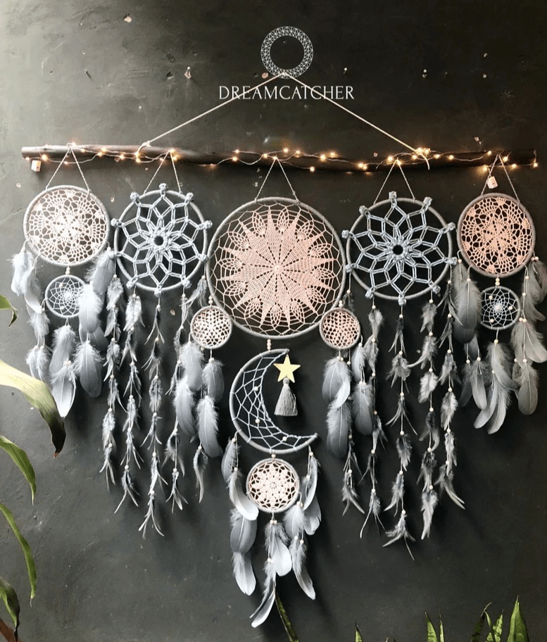 MoonGlow Dromenvanger - Ambachtelijk Geweven Macramé met Maan- en Sterrenmotief - Creëer een Vredige Slaapruimte